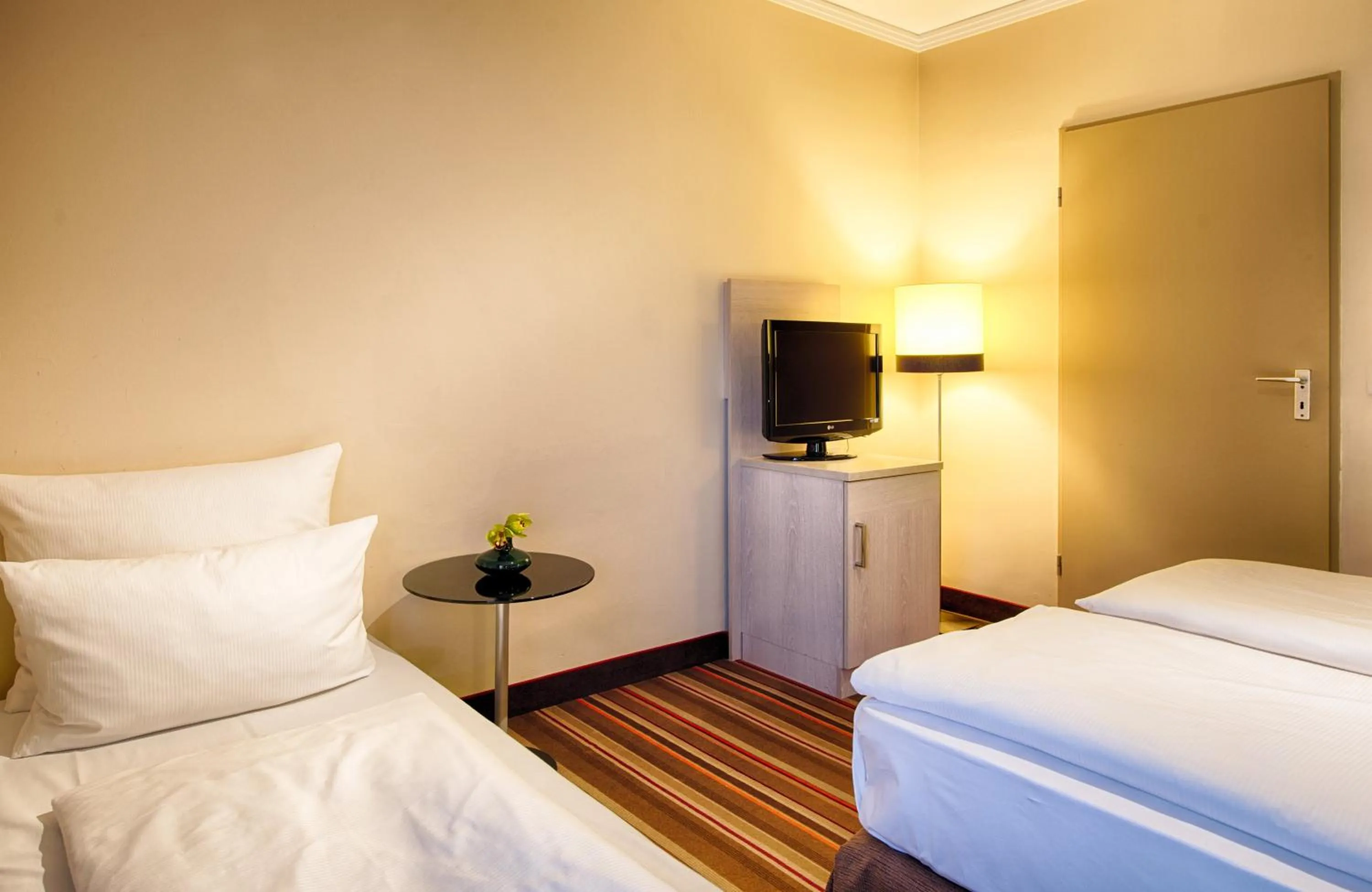 Photo of the whole room, Bed in Leonardo Hotel & Residenz München