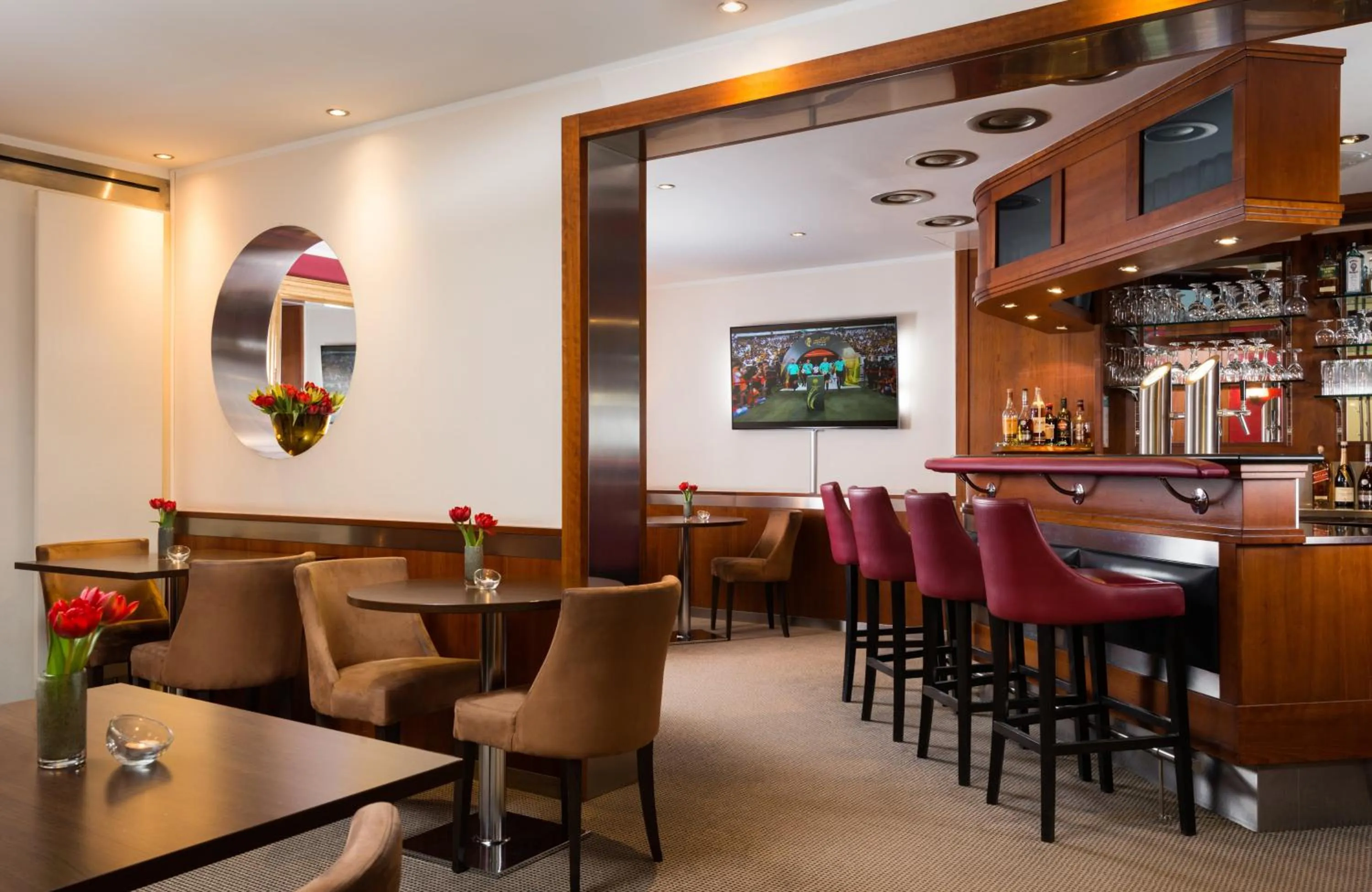 Lounge or bar in Leonardo Hotel & Residenz München