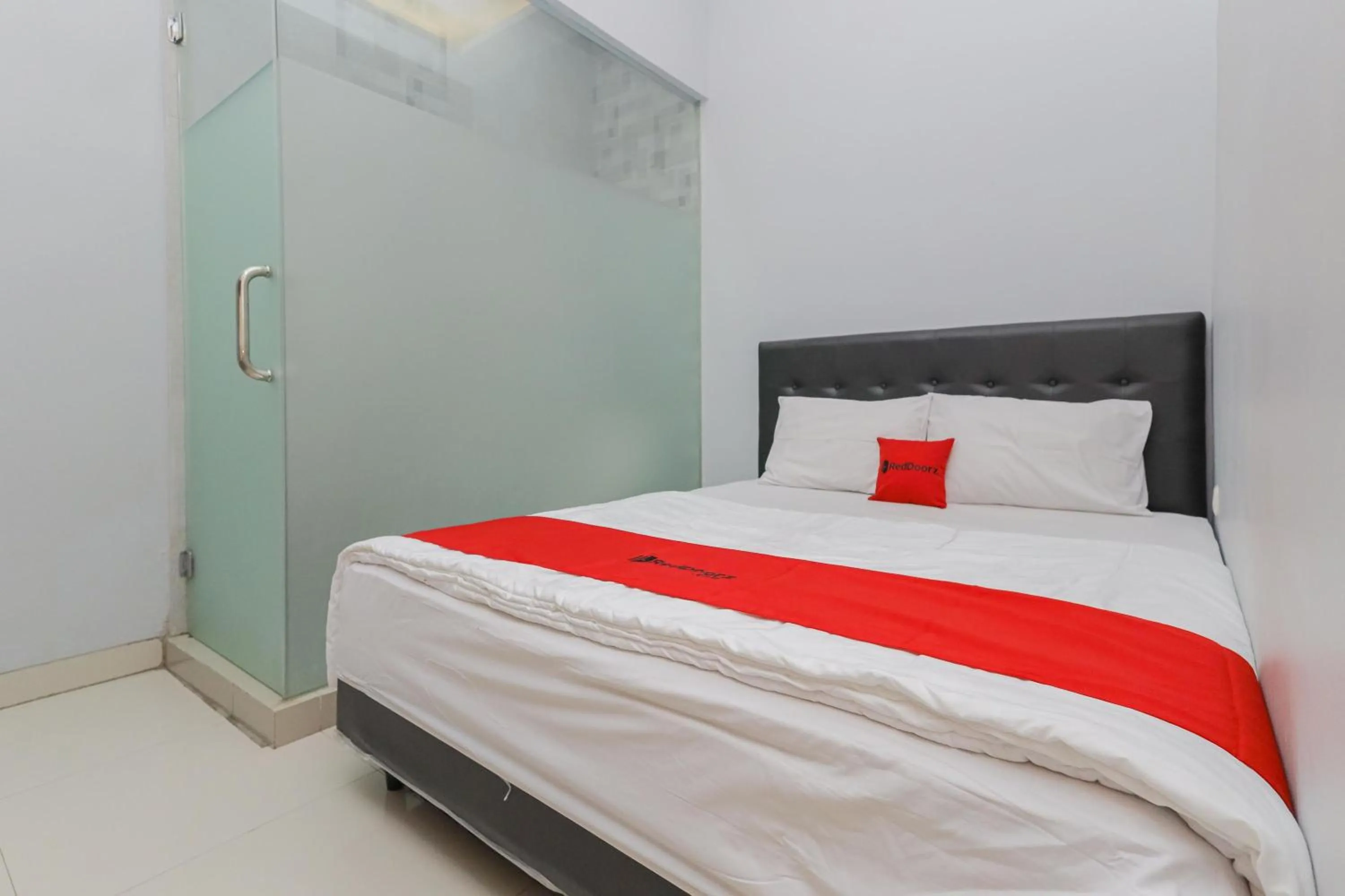 Bedroom, Bed in RedDoorz at Ngaggel Jaya Surabaya