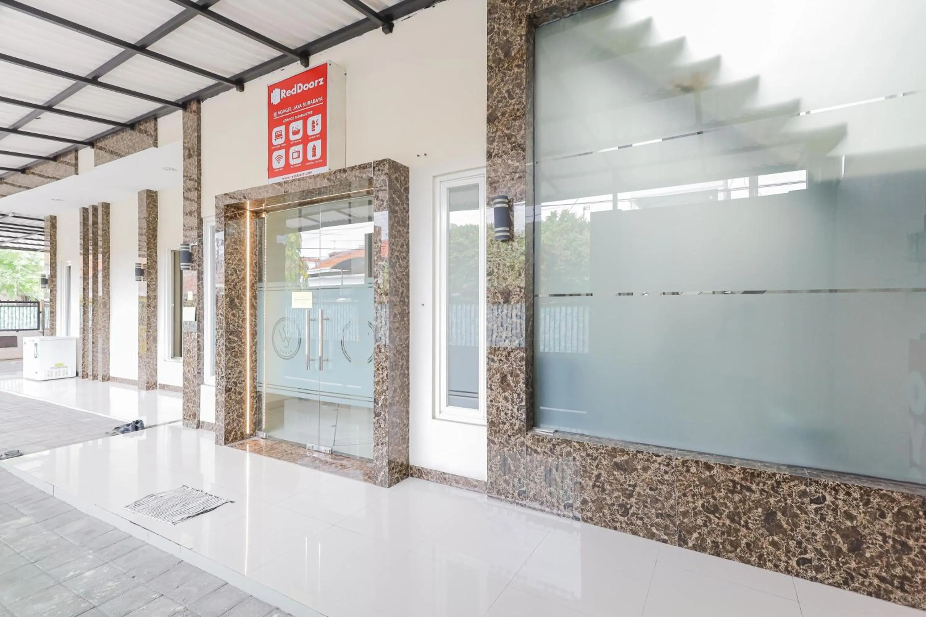 Facade/entrance in RedDoorz at Ngaggel Jaya Surabaya