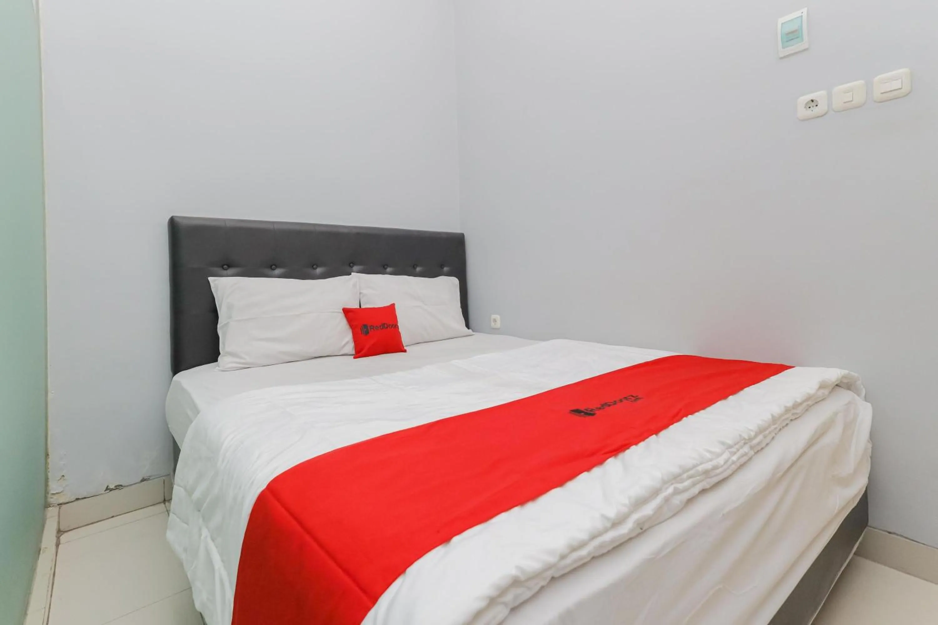 Bedroom, Bed in RedDoorz at Ngaggel Jaya Surabaya