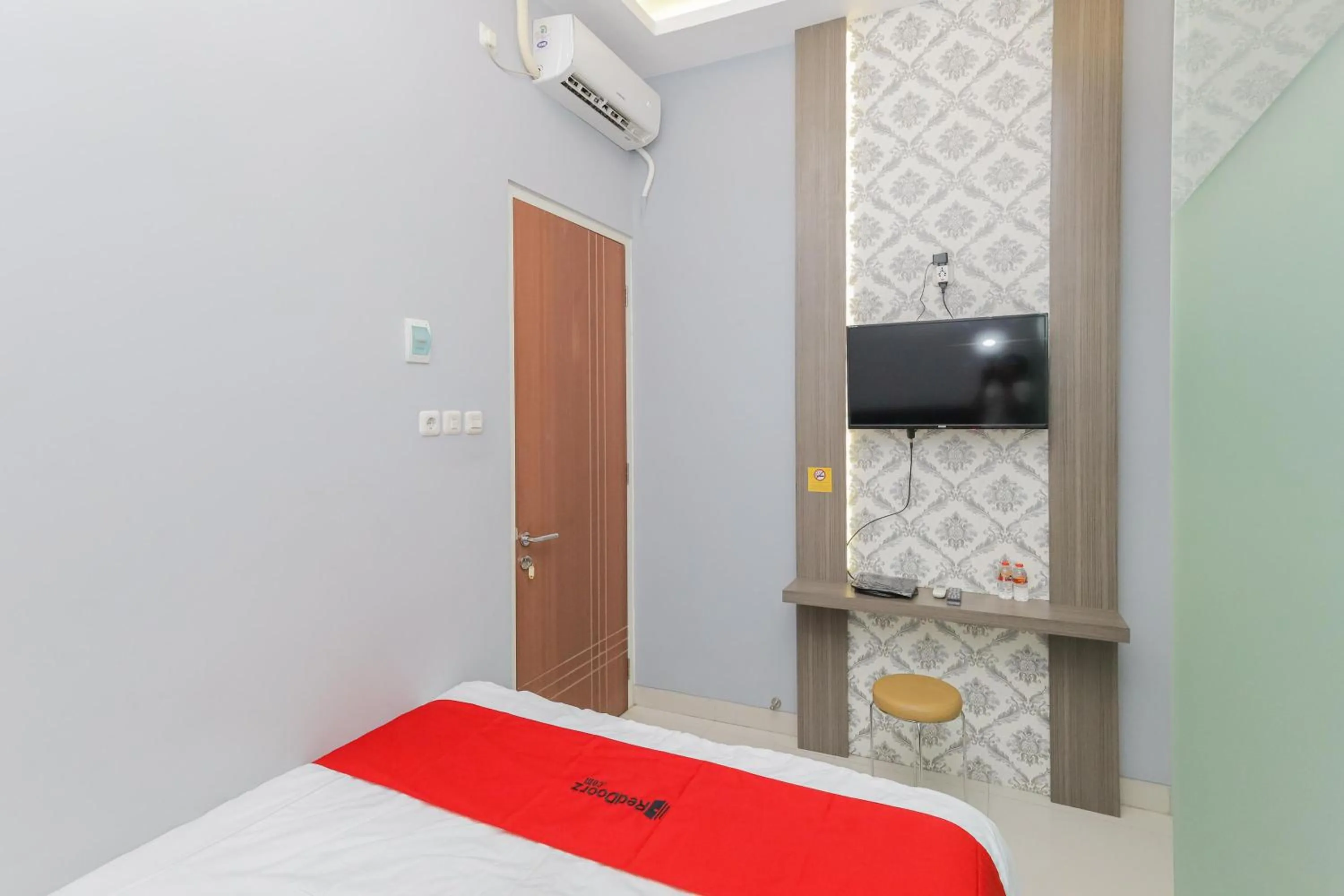 Bedroom, Bed in RedDoorz at Ngaggel Jaya Surabaya