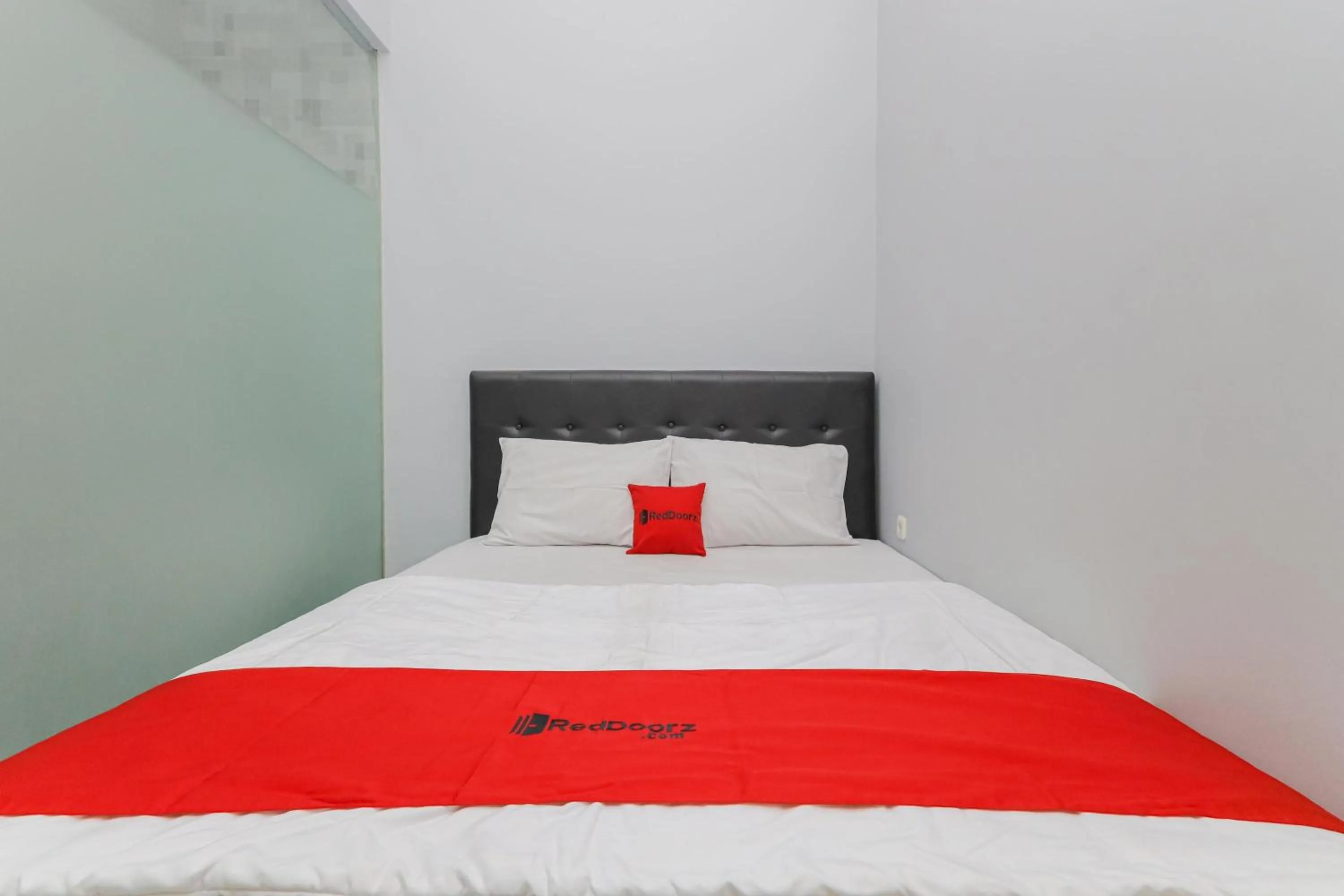 Bedroom, Bed in RedDoorz at Ngaggel Jaya Surabaya