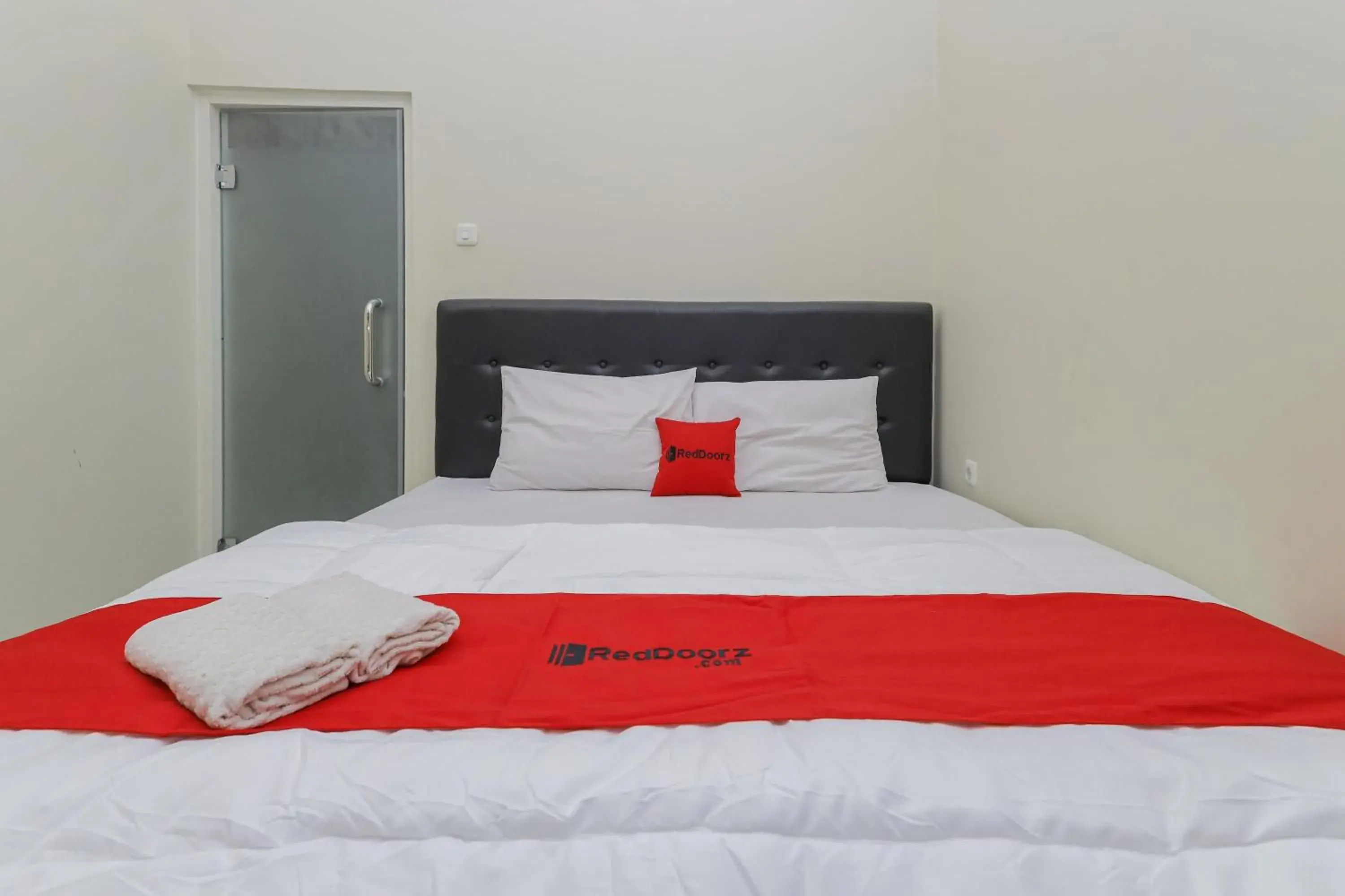 Deluxe Double Room in RedDoorz at Ngaggel Jaya Surabaya Deluxe Double Room in RedDoorz at Ngaggel Jaya Surabaya