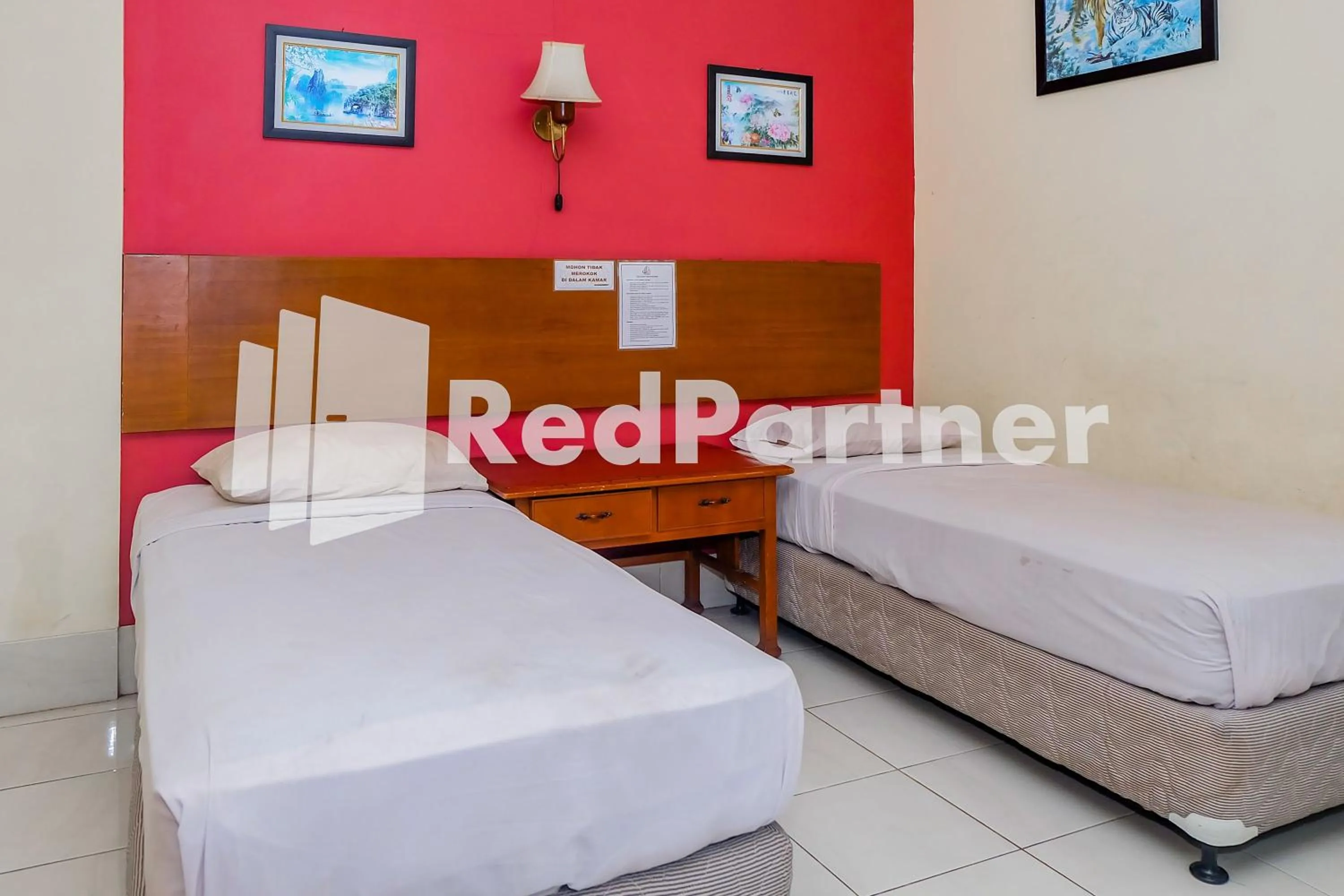 Bedroom, Bed in Hotel Sebelas at Jalan Palasari Mitra RedDoorz