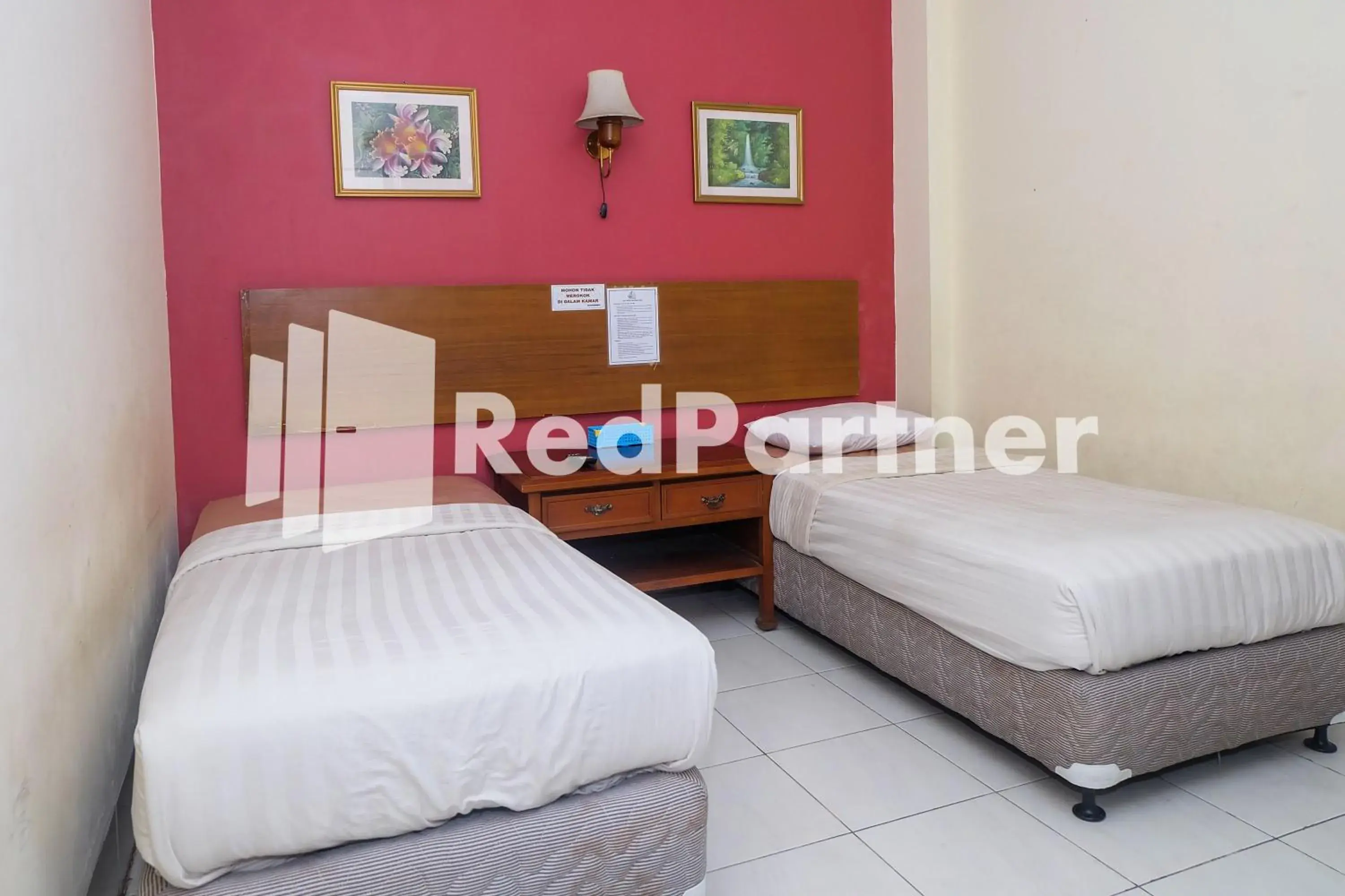 Deluxe Twin Room in Hotel Sebelas at Jalan Palasari Mitra RedDoorz Deluxe Twin Room in Hotel Sebelas at Jalan Palasari Mitra RedDoorz