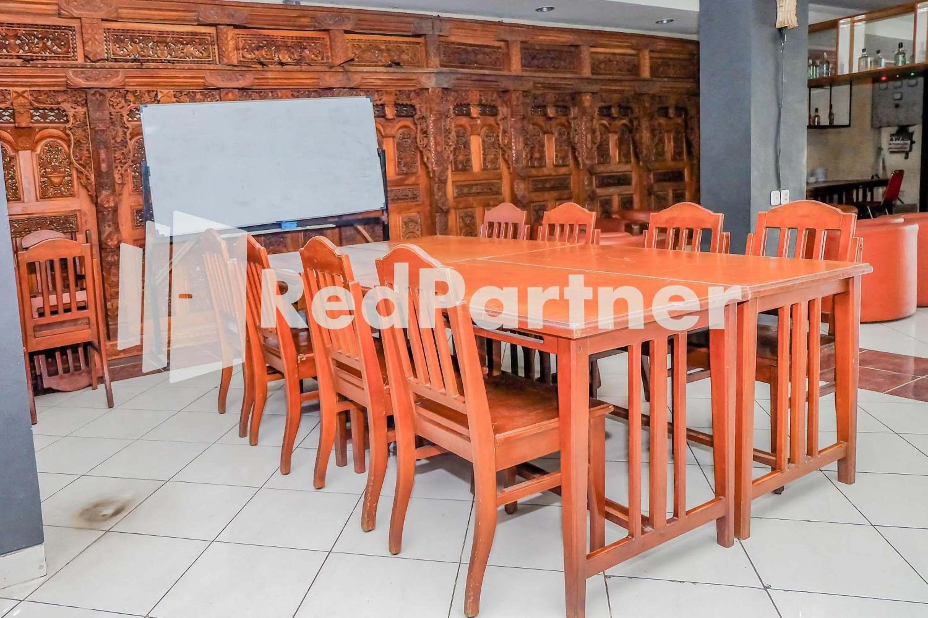 Restaurant/places to eat in Hotel Sebelas at Jalan Palasari Mitra RedDoorz