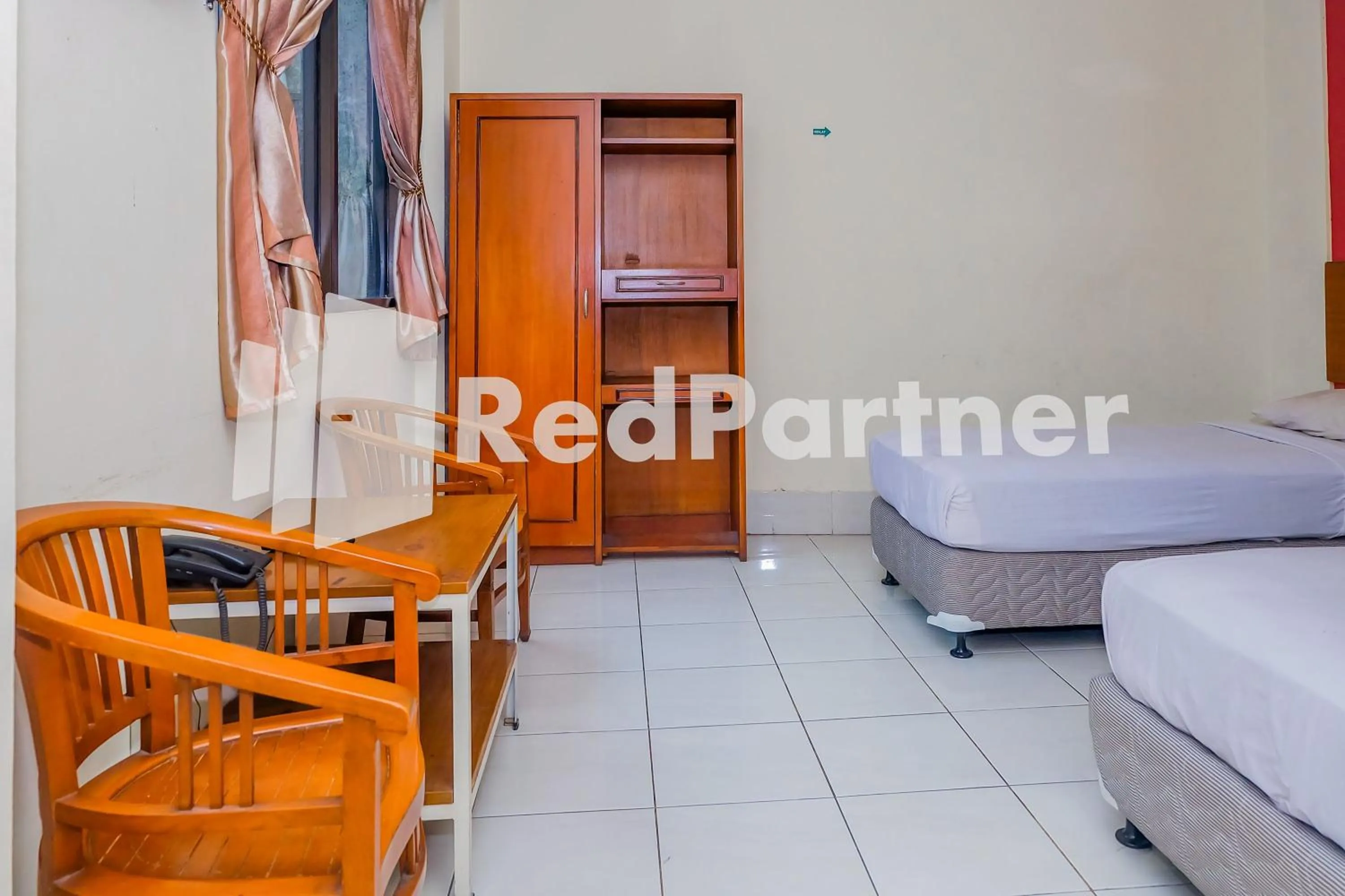 Bedroom, Bed in Hotel Sebelas at Jalan Palasari Mitra RedDoorz