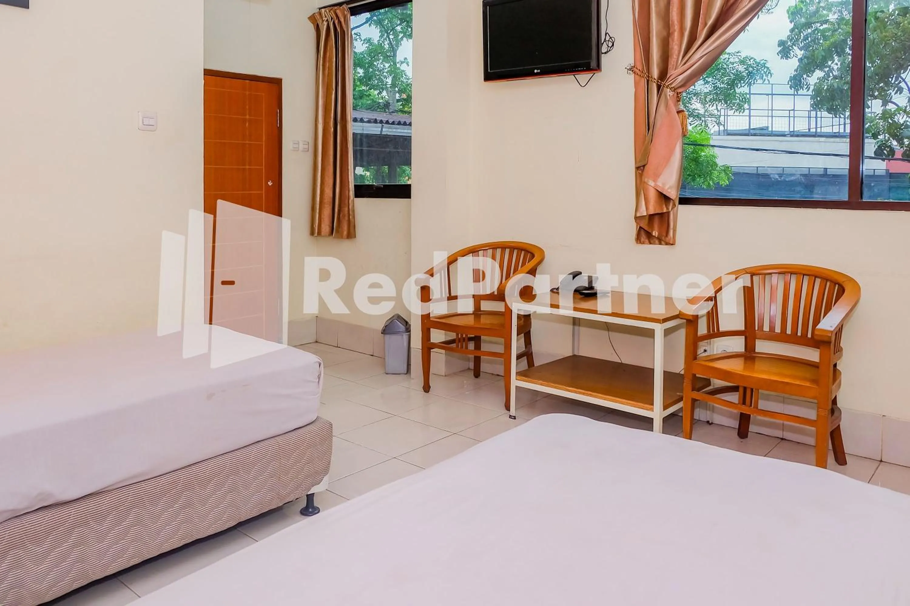 Bedroom, Bed in Hotel Sebelas at Jalan Palasari Mitra RedDoorz