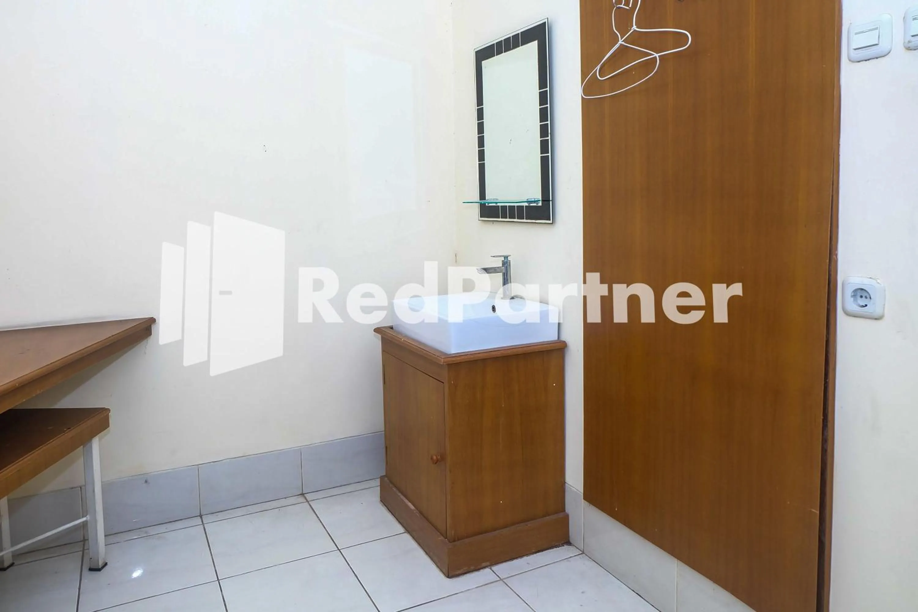 Bathroom in Hotel Sebelas at Jalan Palasari Mitra RedDoorz