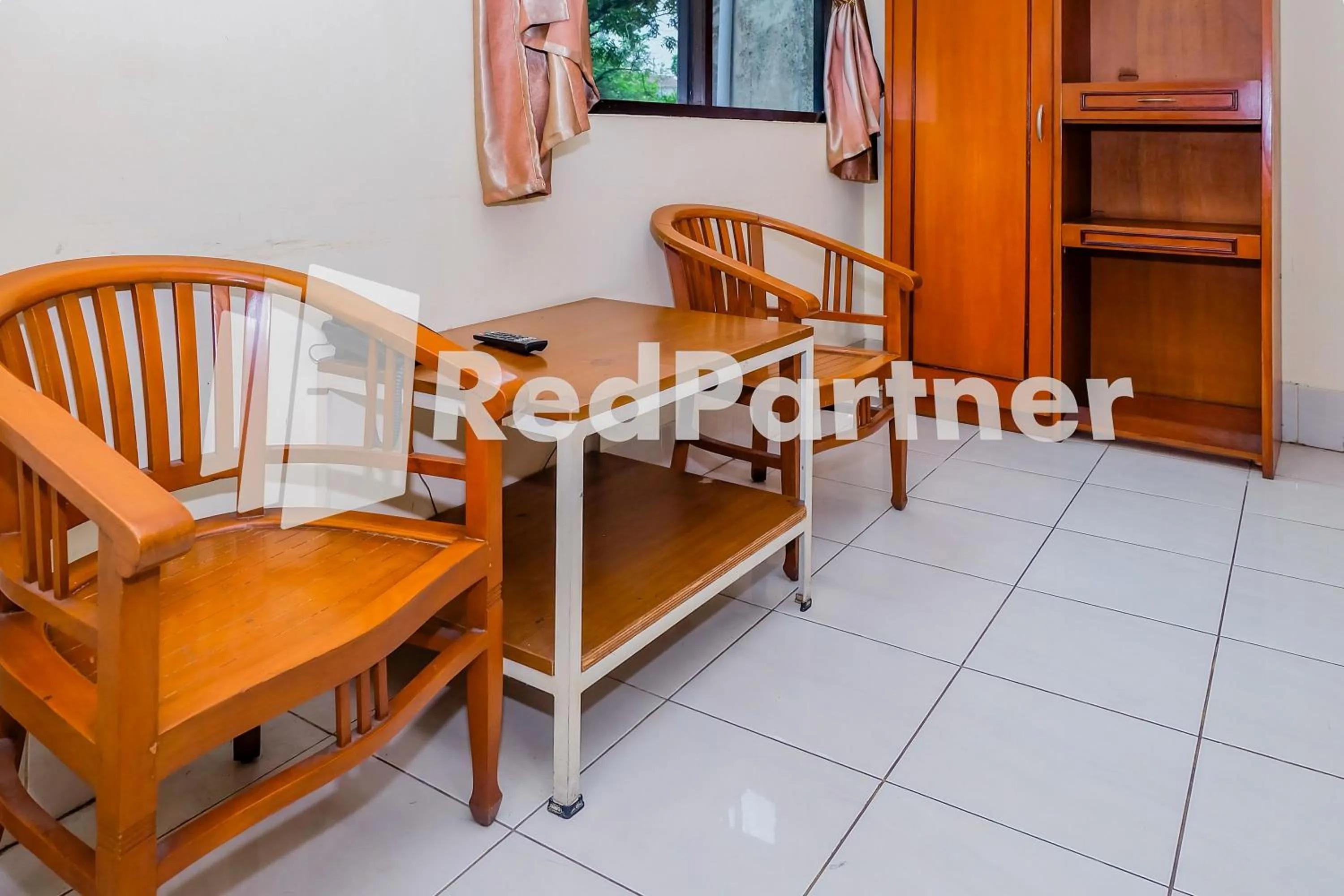 Seating area in Hotel Sebelas at Jalan Palasari Mitra RedDoorz