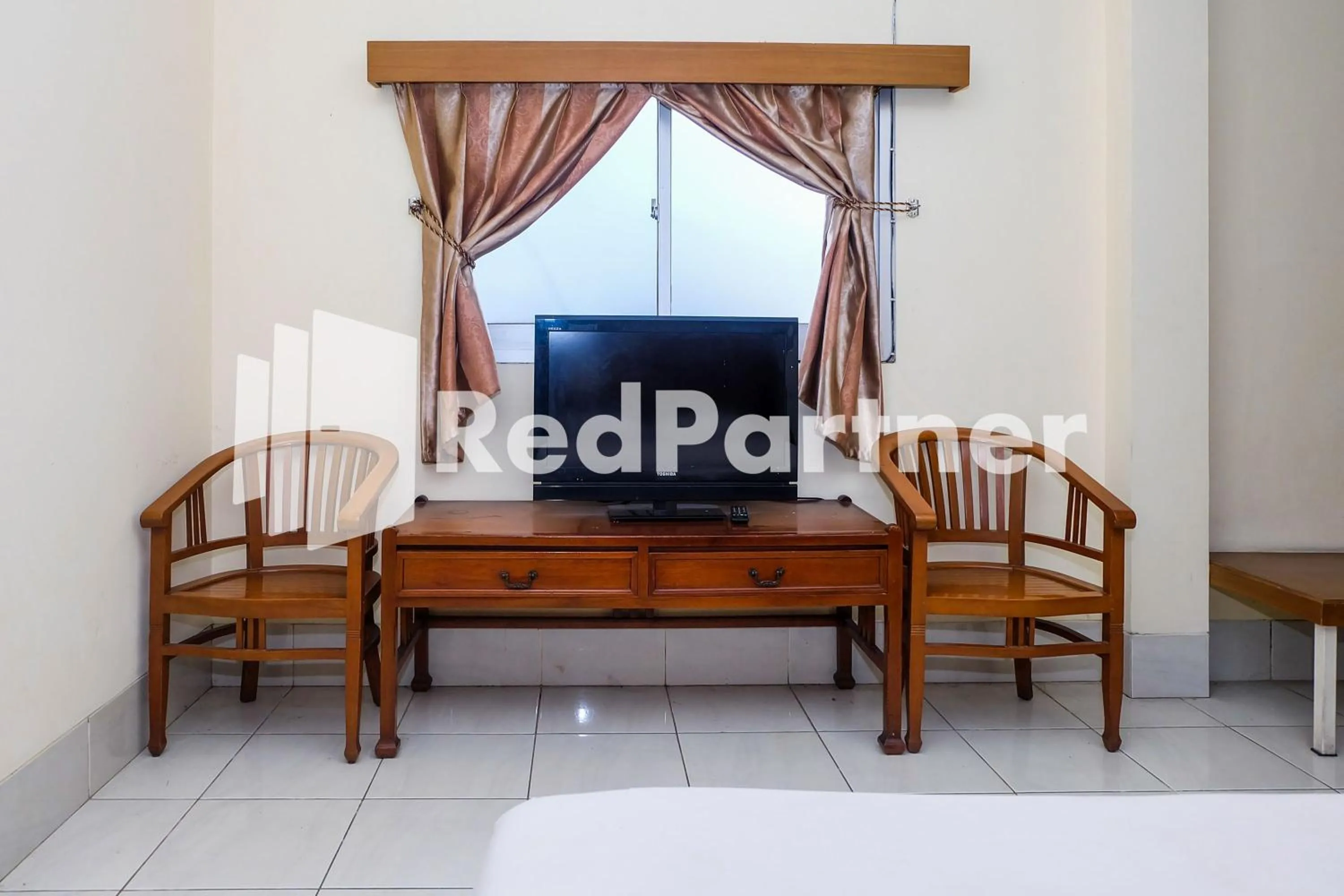 TV and multimedia in Hotel Sebelas at Jalan Palasari Mitra RedDoorz