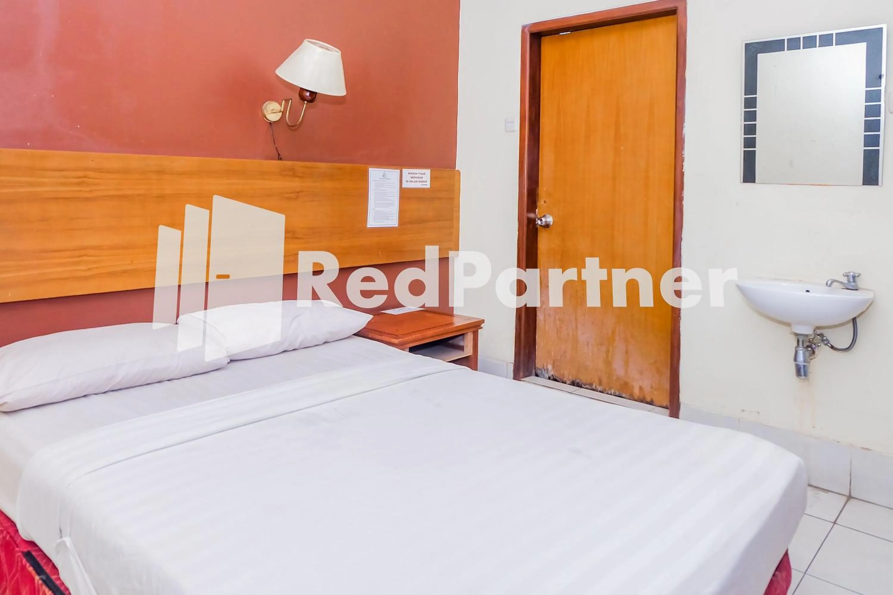 Bedroom, Bed in Hotel Sebelas at Jalan Palasari Mitra RedDoorz