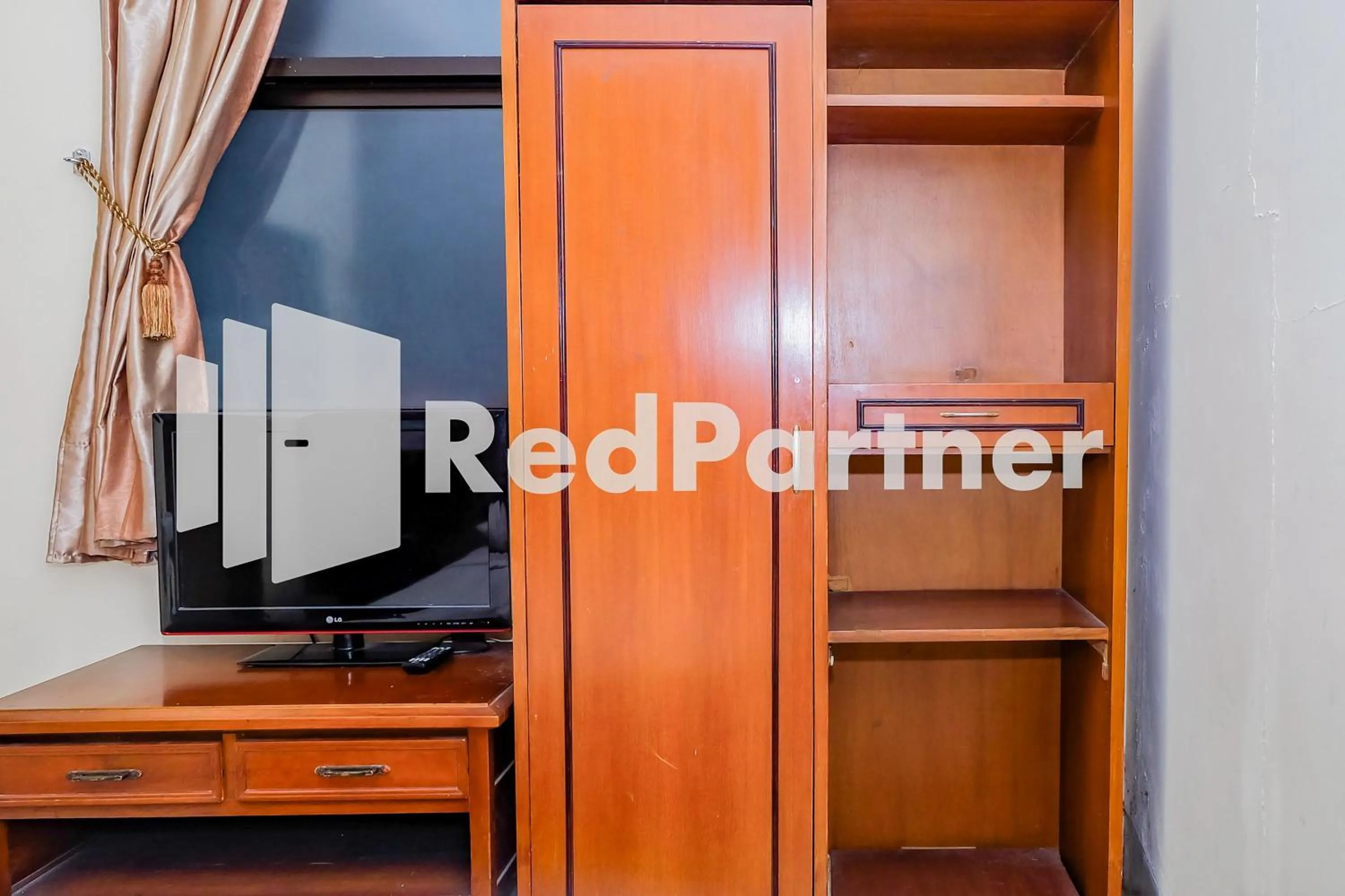 wardrobe in Hotel Sebelas at Jalan Palasari Mitra RedDoorz