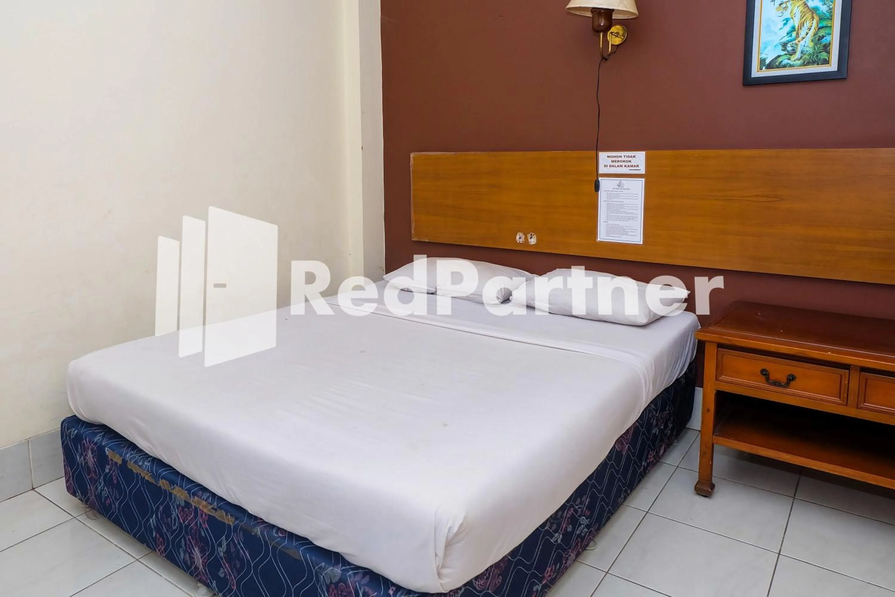 Bed in Hotel Sebelas at Jalan Palasari Mitra RedDoorz