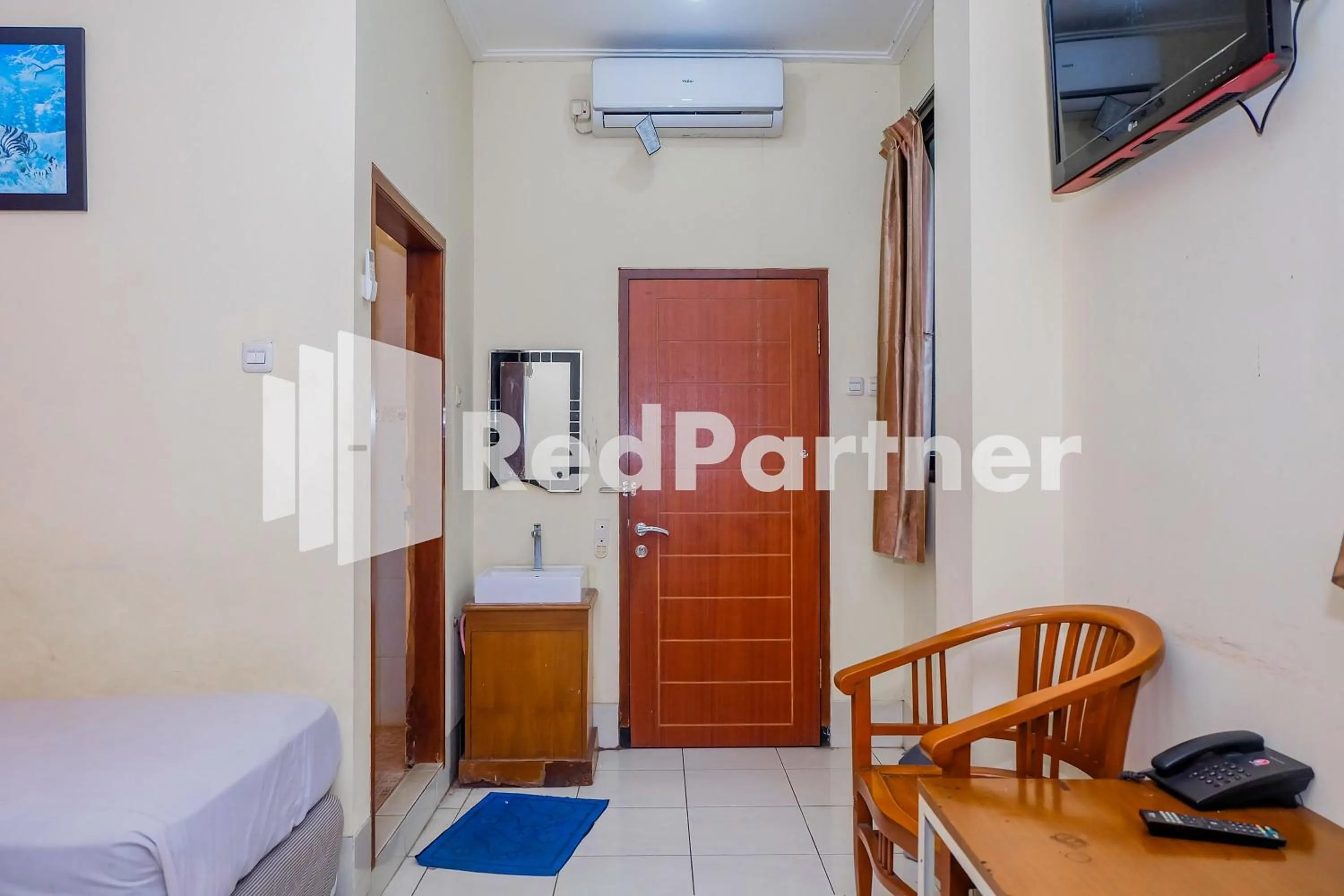 Bedroom, Bed in Hotel Sebelas at Jalan Palasari Mitra RedDoorz