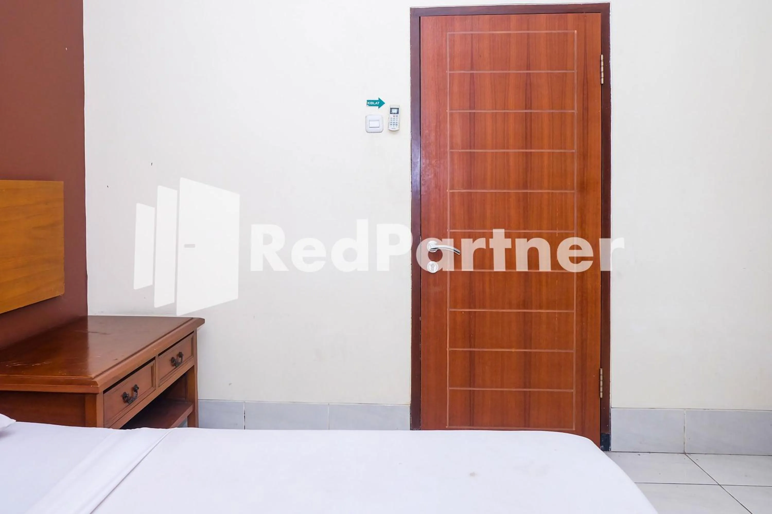 Bedroom in Hotel Sebelas at Jalan Palasari Mitra RedDoorz