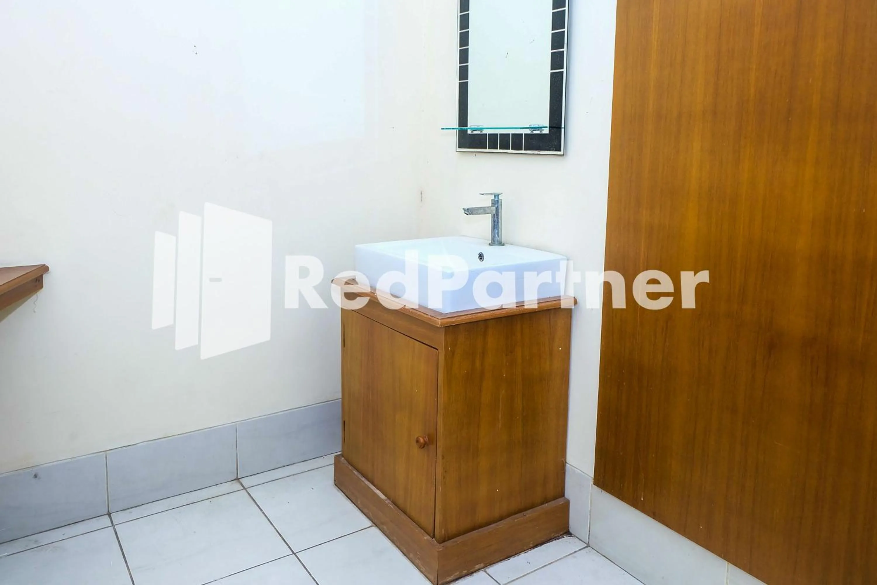 Bathroom in Hotel Sebelas at Jalan Palasari Mitra RedDoorz