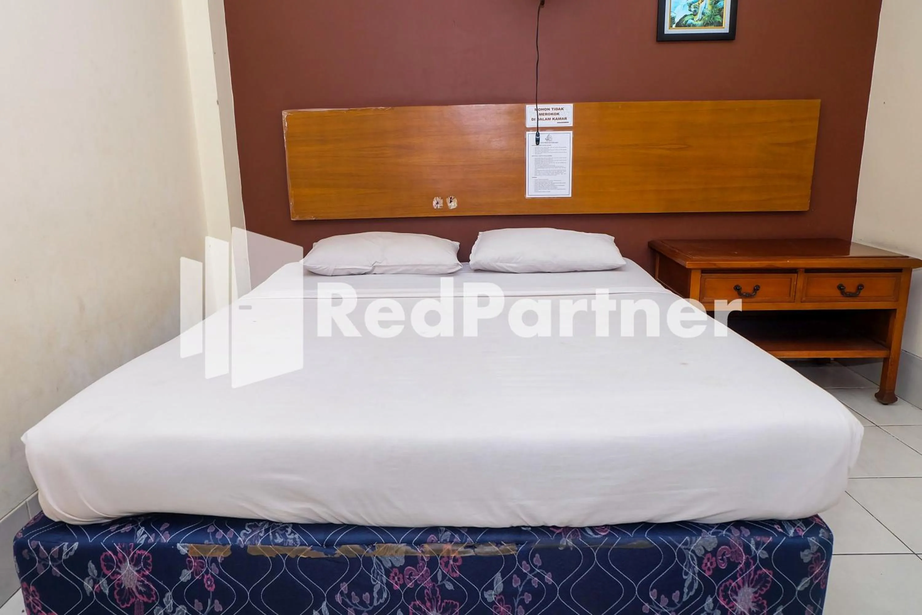 Bedroom, Bed in Hotel Sebelas at Jalan Palasari Mitra RedDoorz