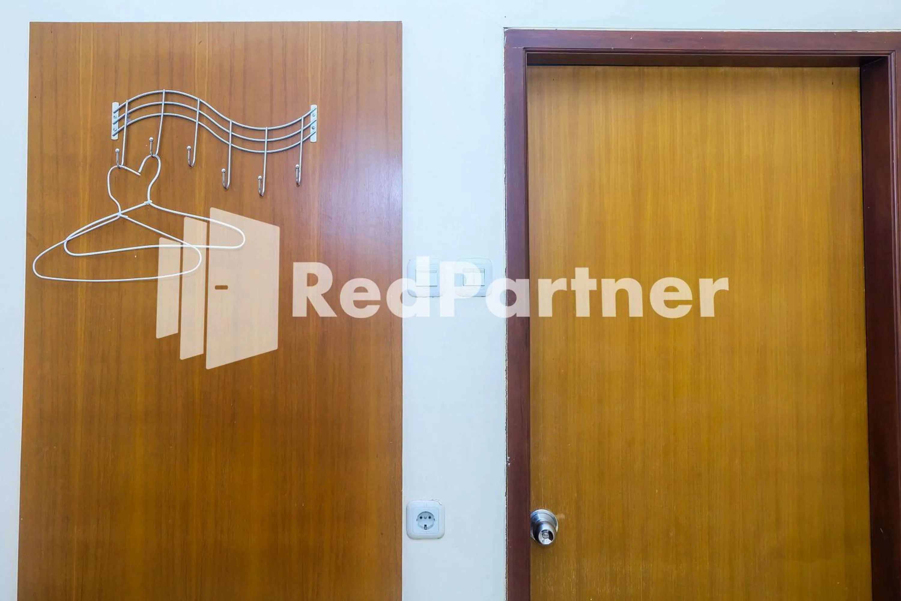 wardrobe in Hotel Sebelas at Jalan Palasari Mitra RedDoorz