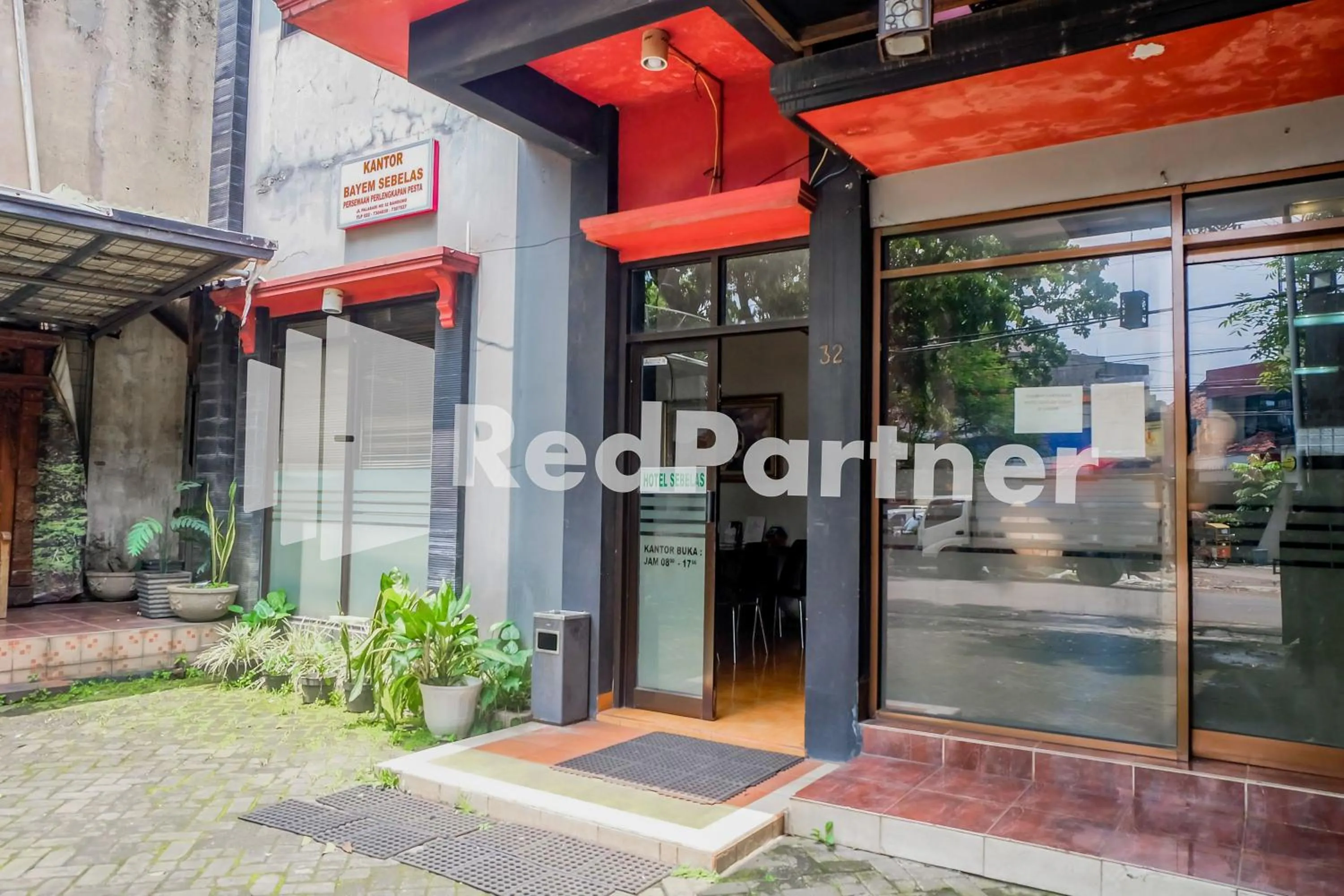 Property building in Hotel Sebelas at Jalan Palasari Mitra RedDoorz