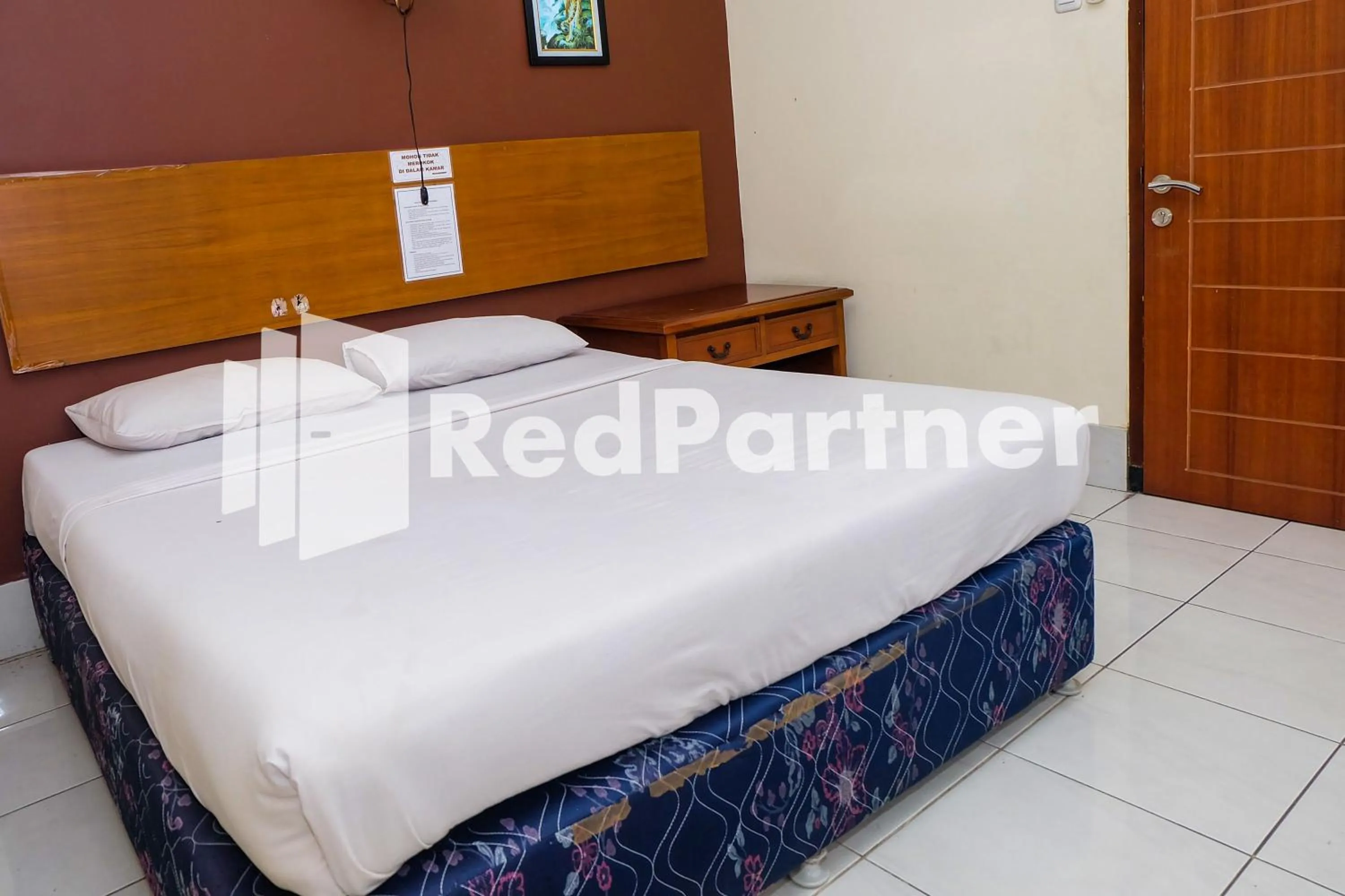 Bedroom, Bed in Hotel Sebelas at Jalan Palasari Mitra RedDoorz