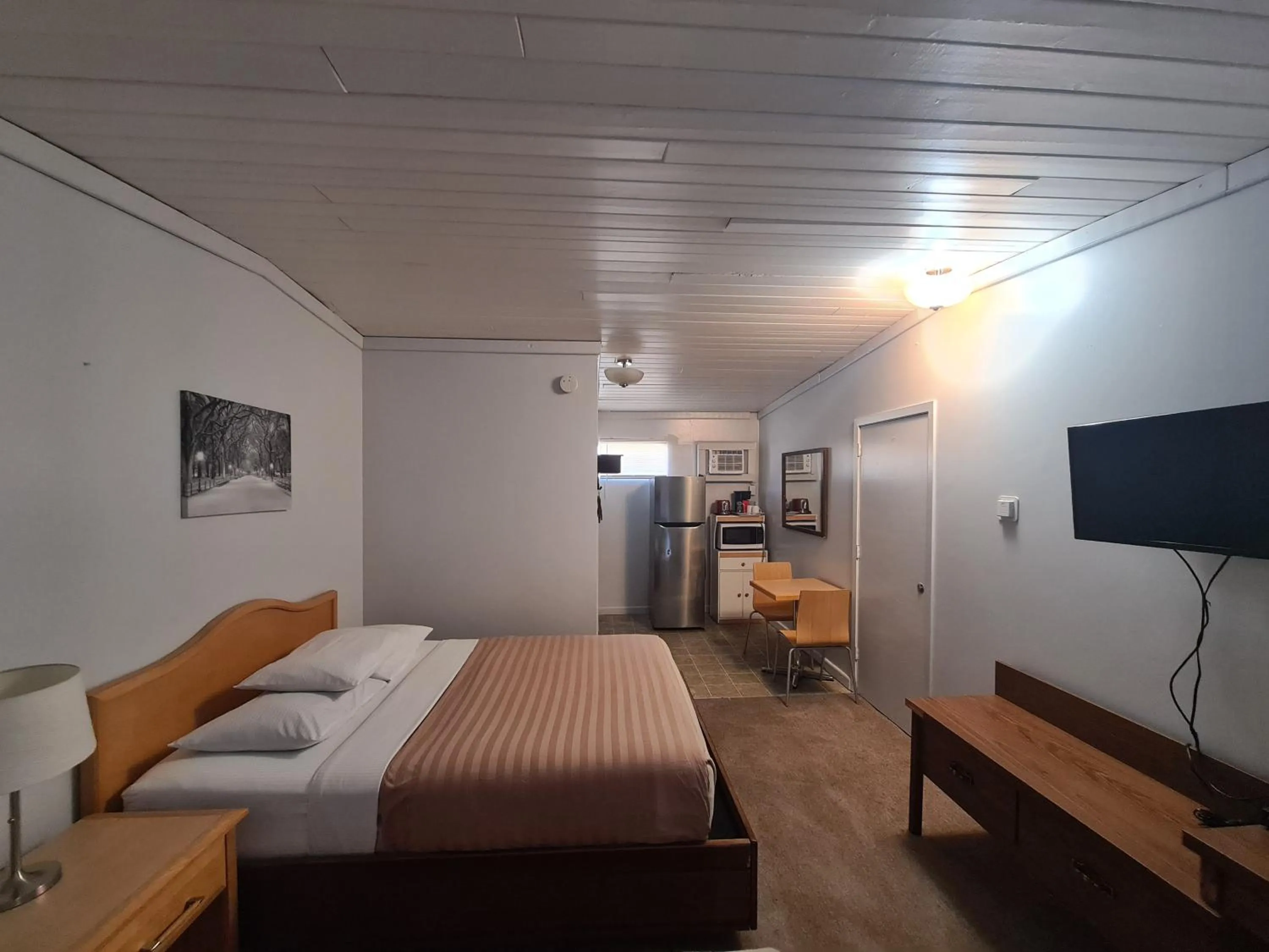 Photo of the whole room, Bed in Sundowner Motel