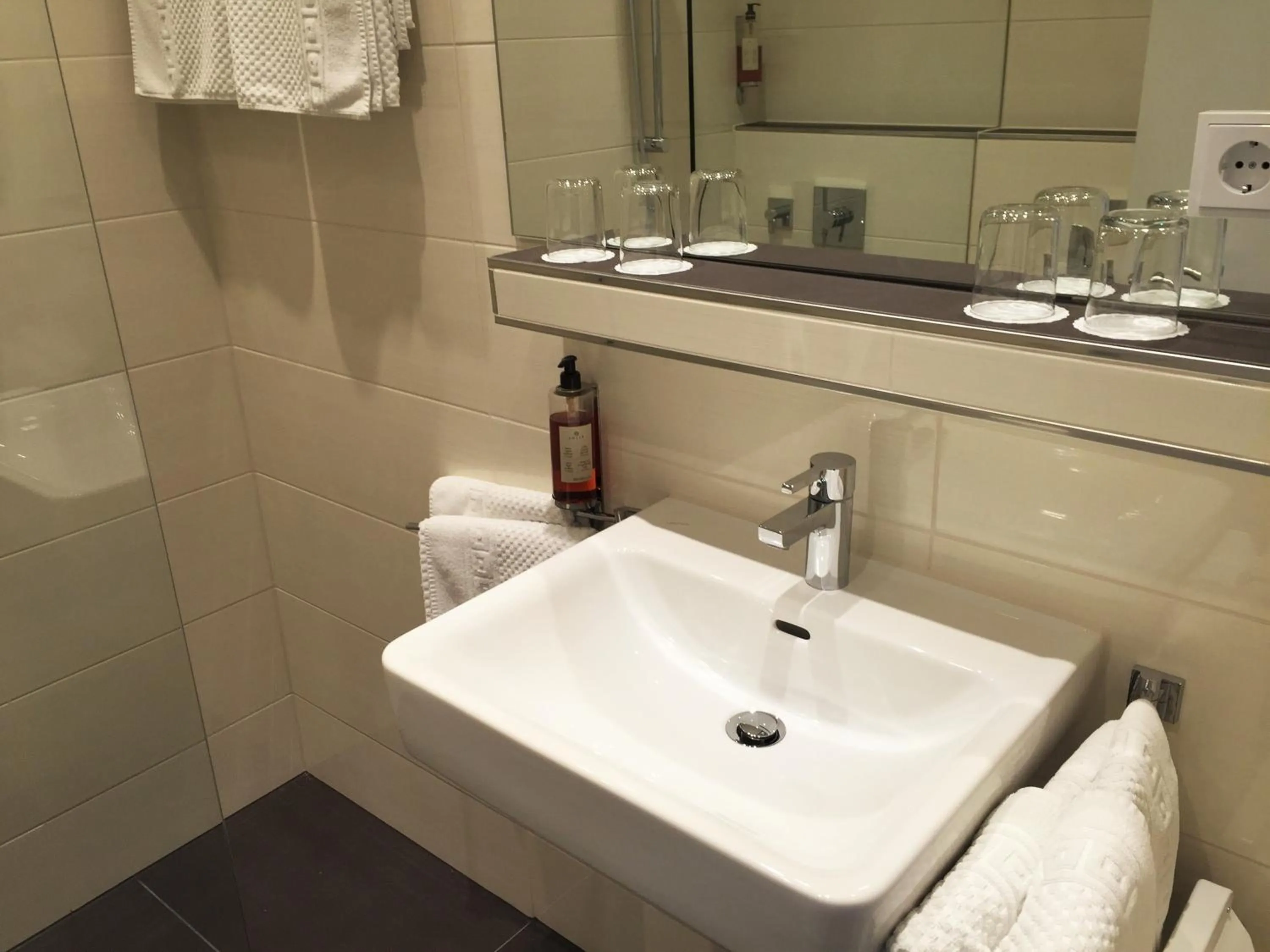 Bathroom in Hotel Antares München