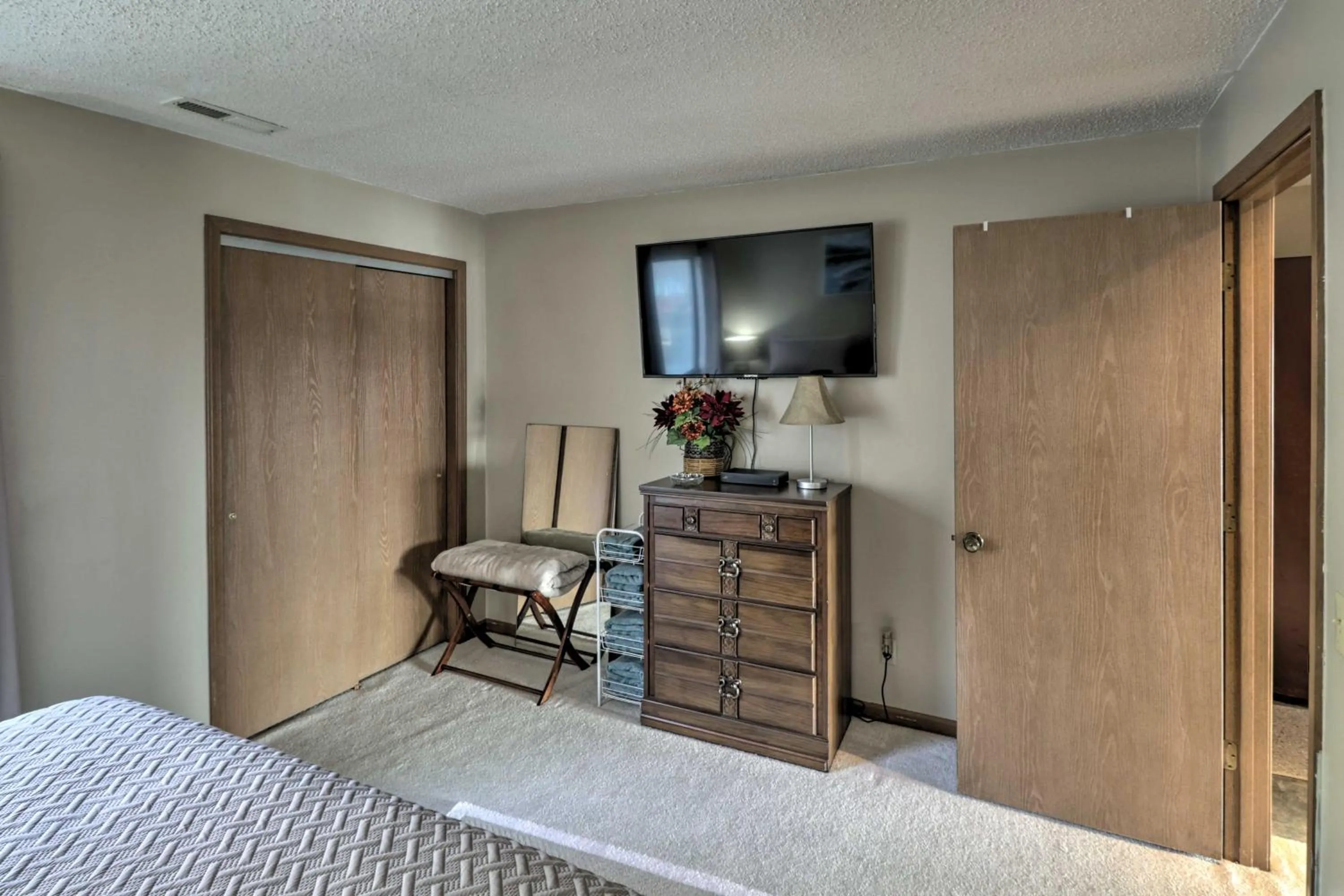 Bed in Lake Ozark Condo with Pool and Fishing Docks!