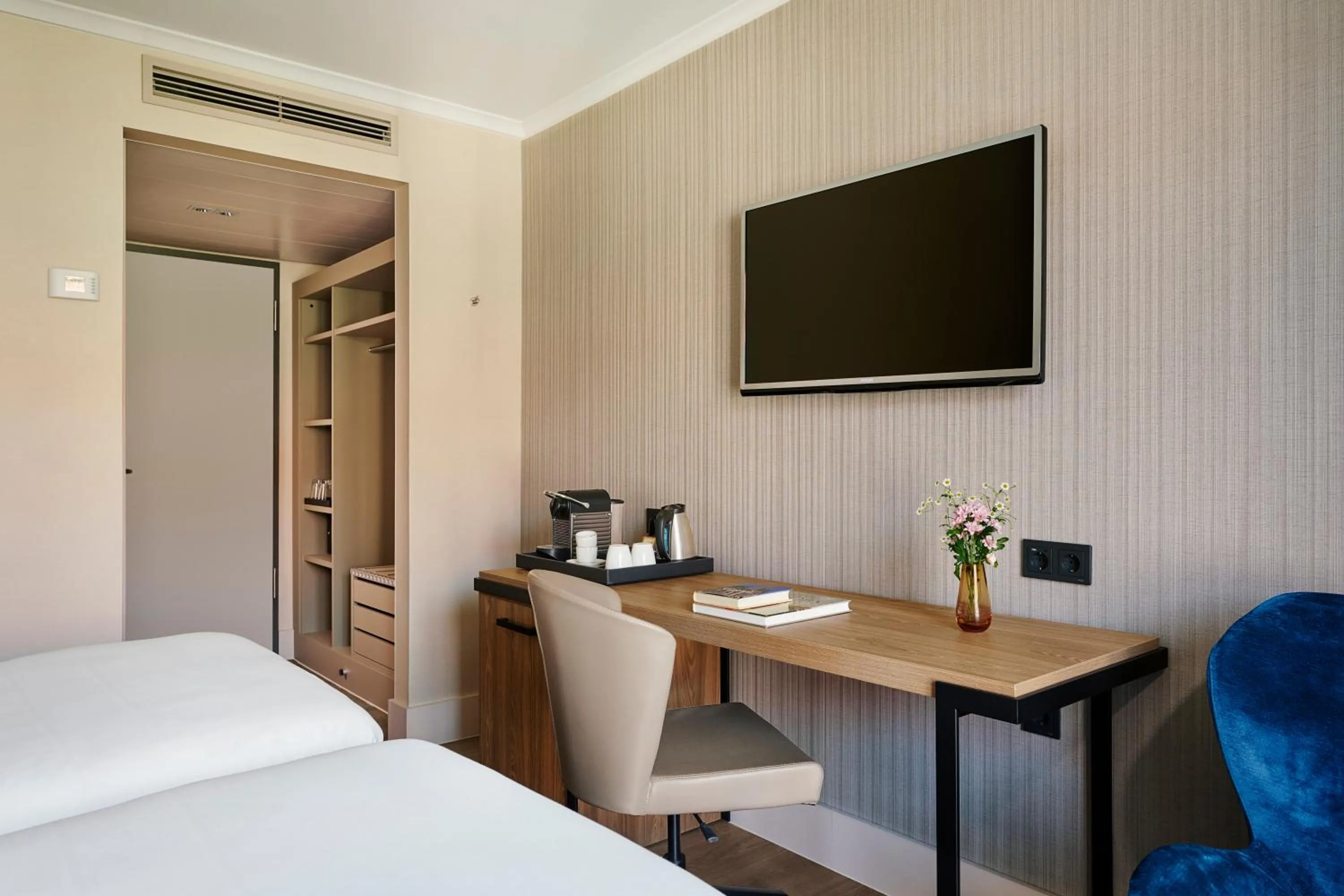 TV and multimedia, Bed in NH Berlin Kurfürstendamm