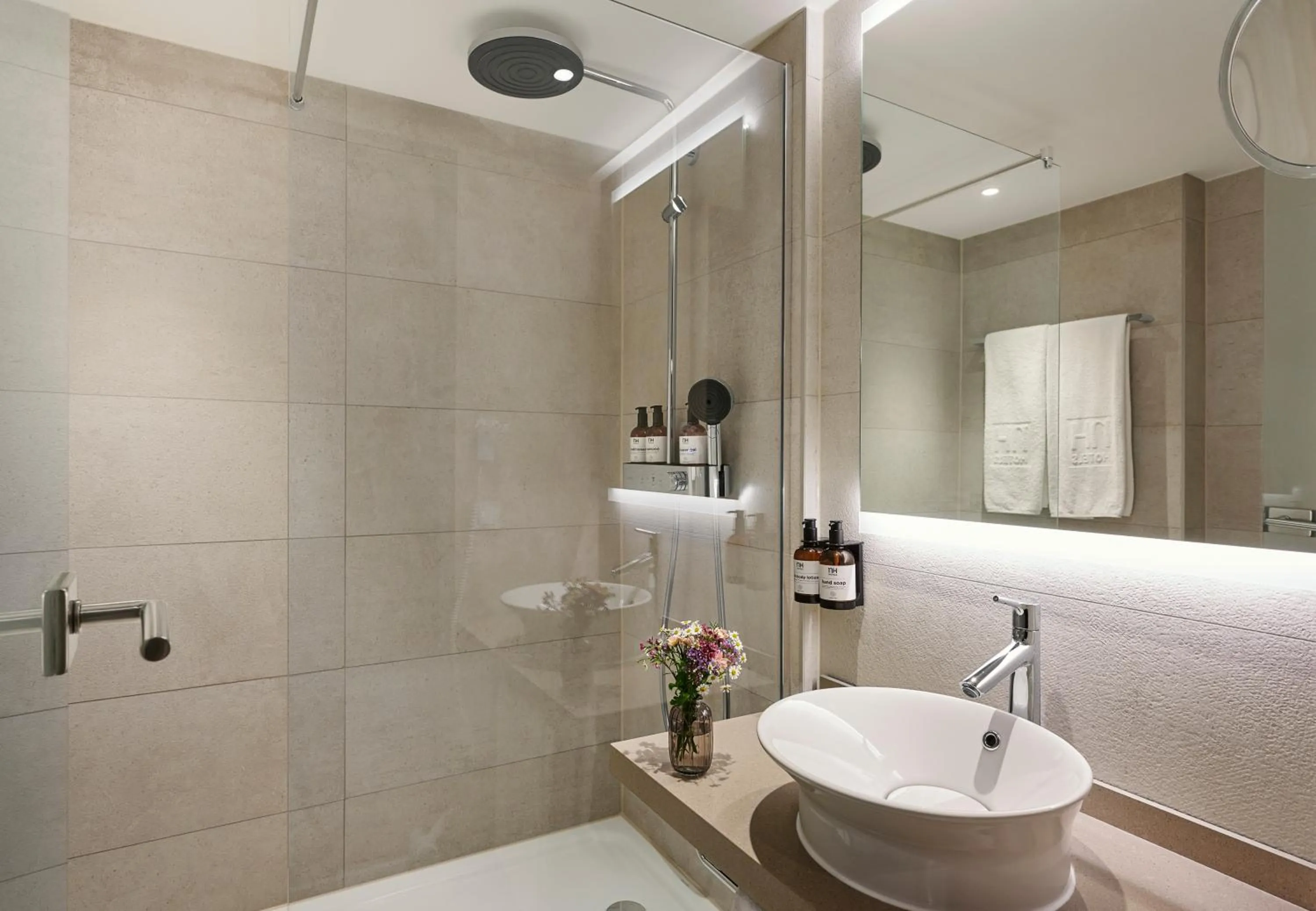 Shower in NH Berlin Kurfürstendamm