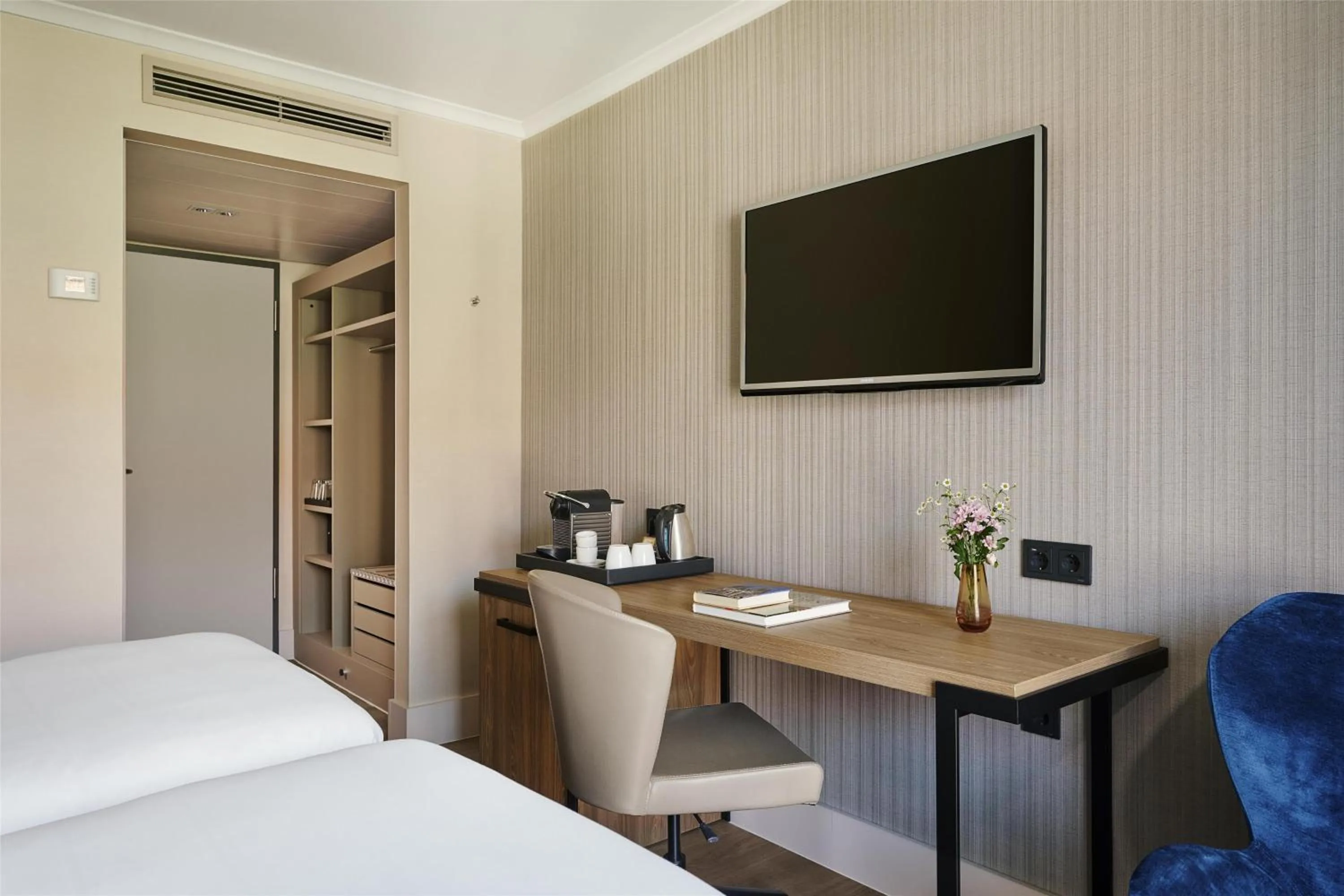 Bedroom, Bed in NH Berlin Kurfürstendamm