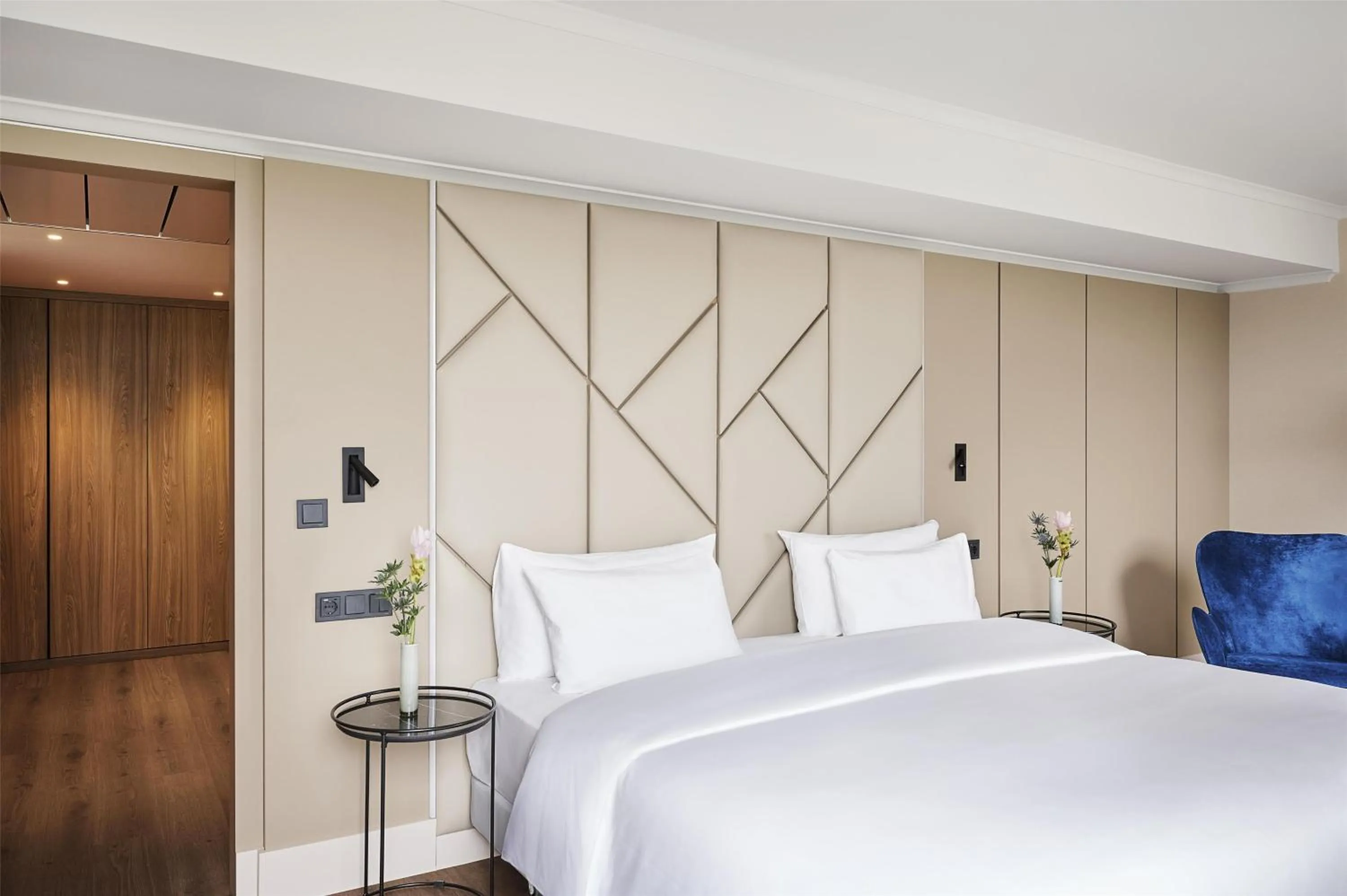 Photo of the whole room, Bed in NH Berlin Kurfürstendamm