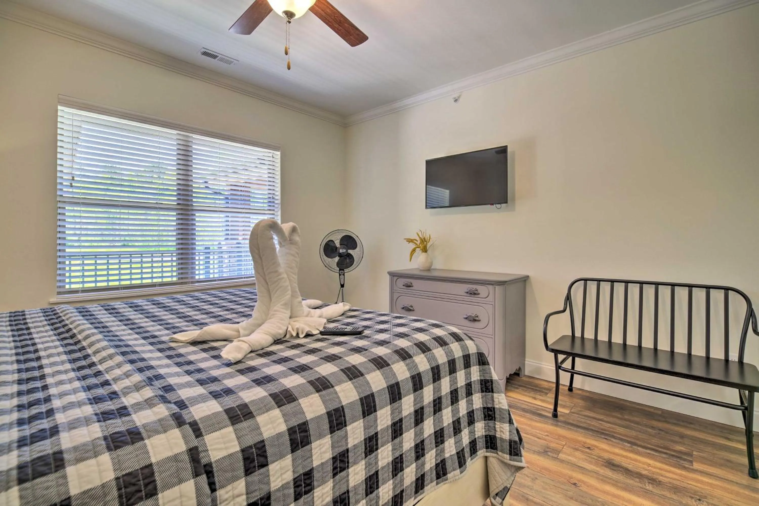 Bed in Townsend Condo with Pool, Great Smoky Mountain Views