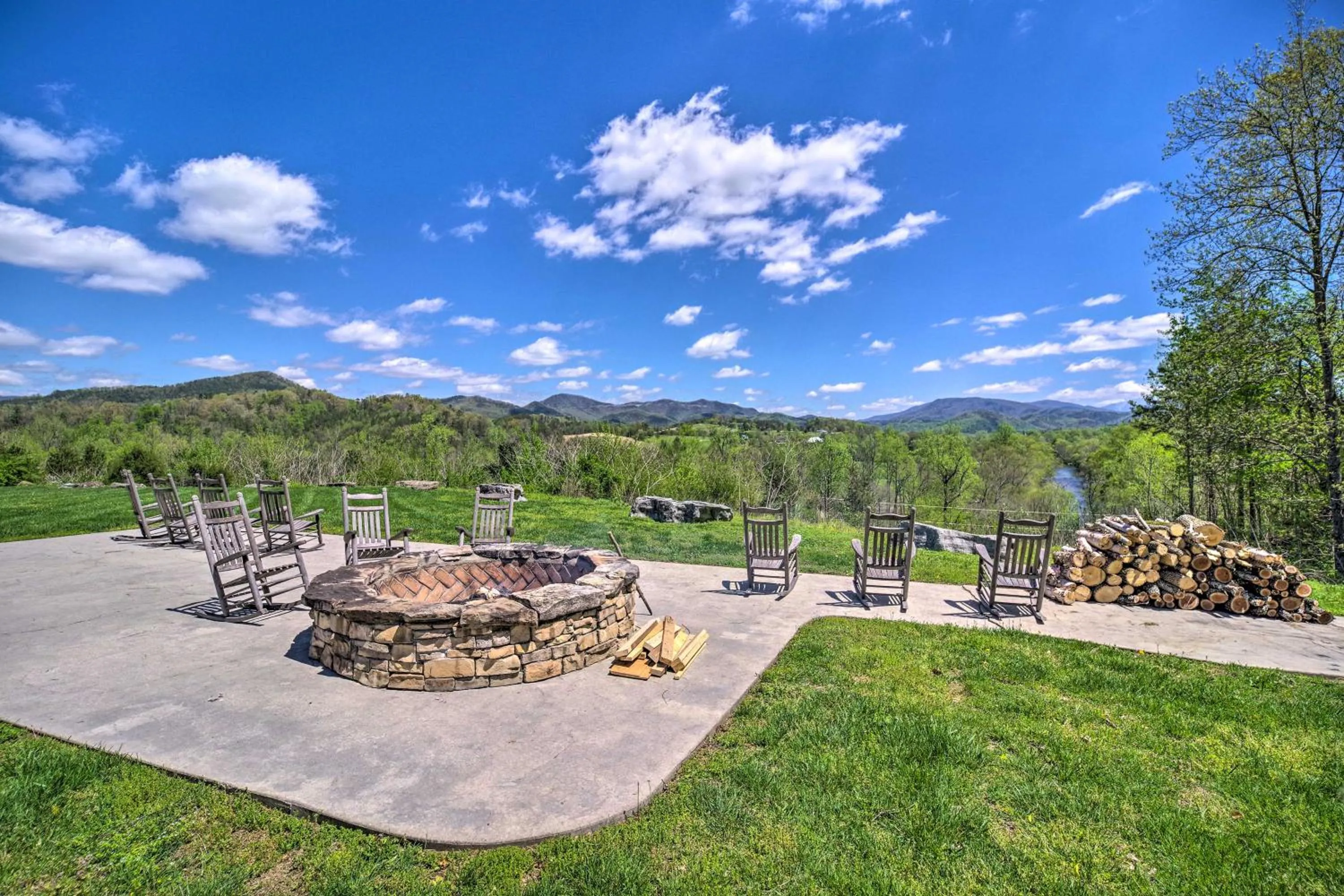 Townsend Condo with Pool, Great Smoky Mountain Views