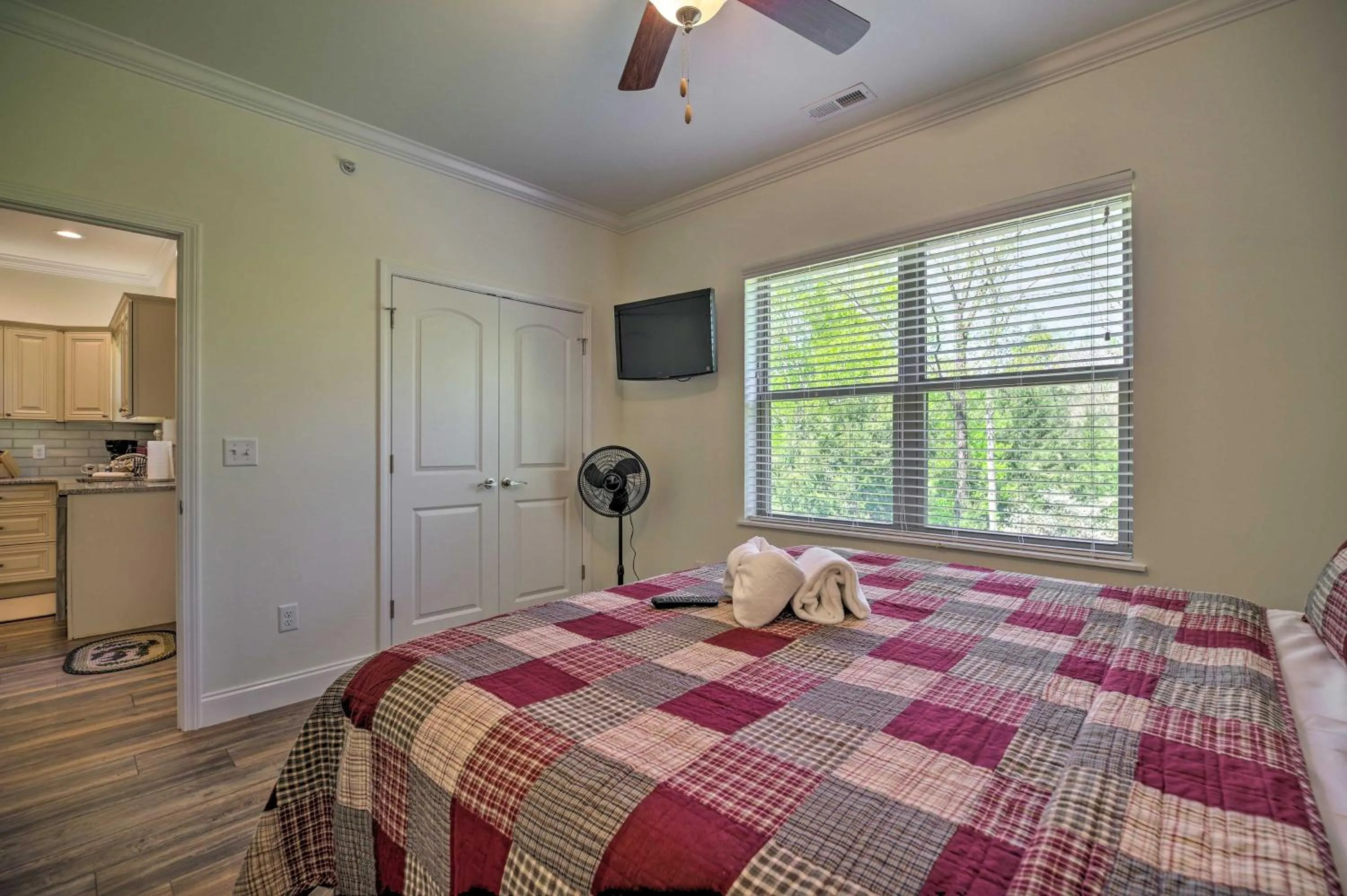 Bed in Townsend Condo with Pool, Great Smoky Mountain Views
