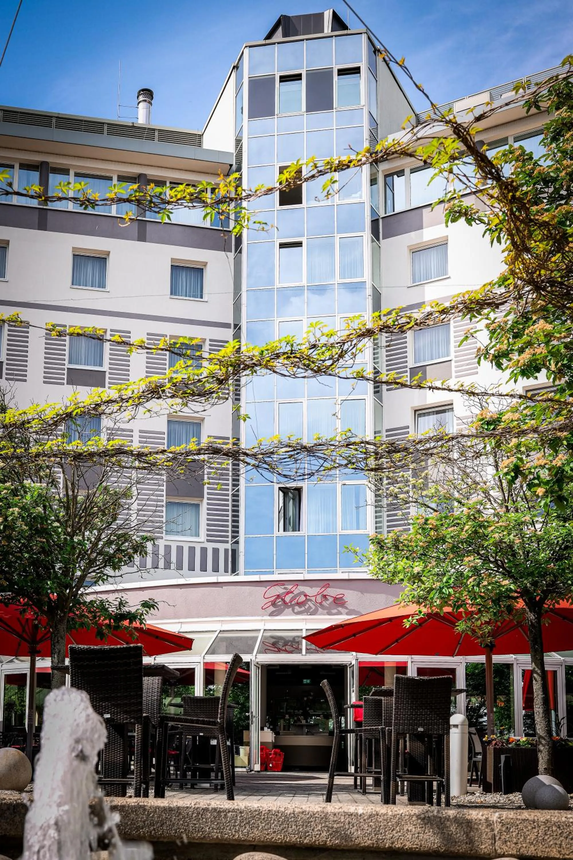 Restaurant/places to eat in Globana Airport Hotel