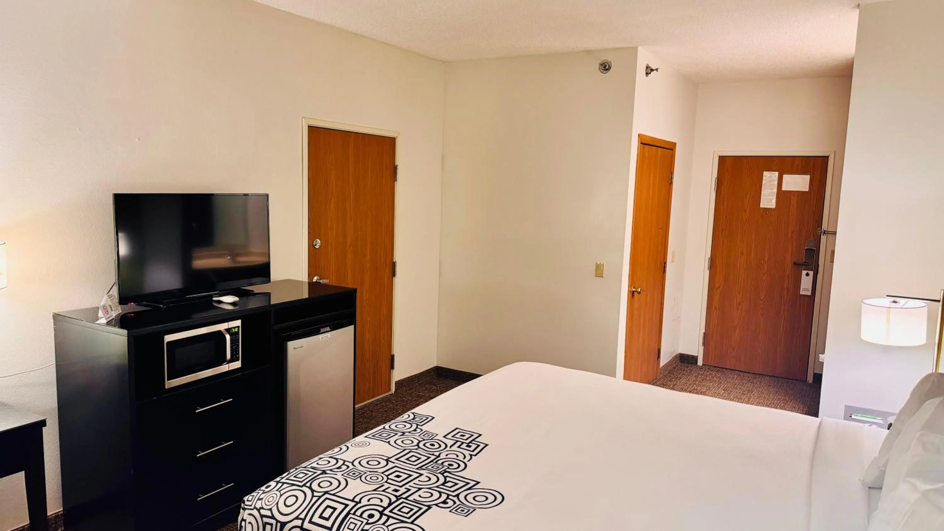 Photo of the whole room, Bed in Forest City Inn