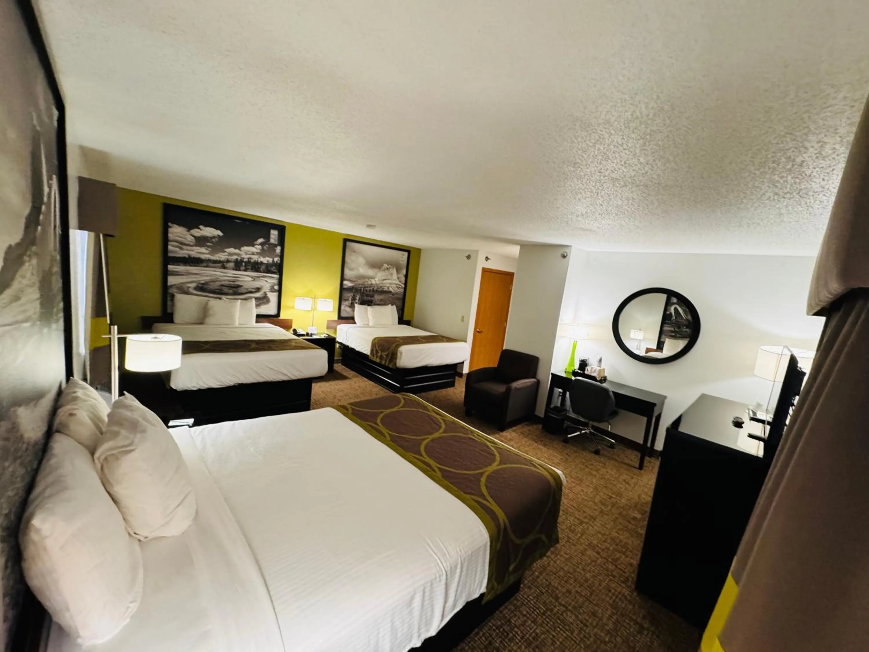 Photo of the whole room, Bed in Forest City Inn