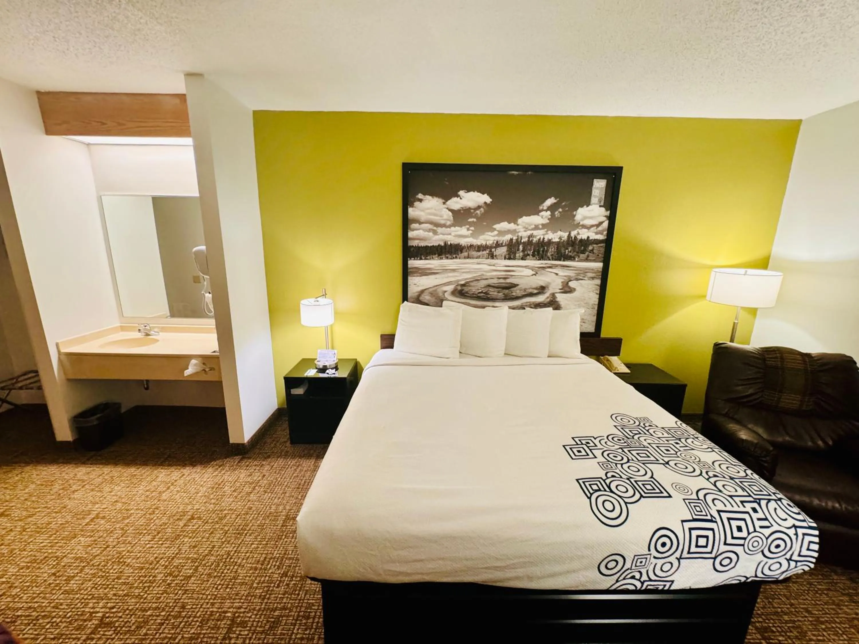 Bedroom, Bed in Forest City Inn