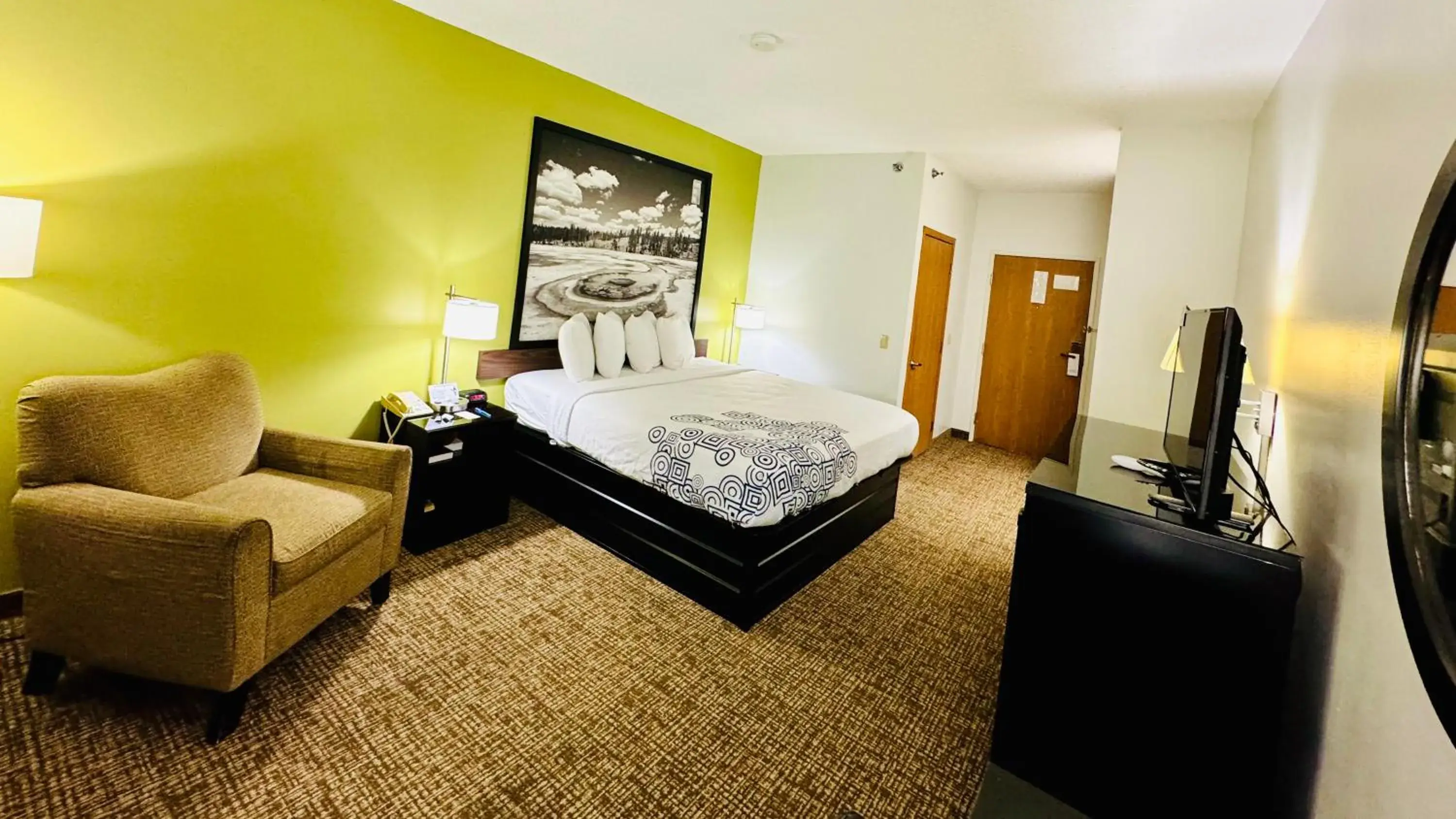 King Room - Non-Smoking in Forest City Inn King Room - Non-Smoking in Forest City Inn