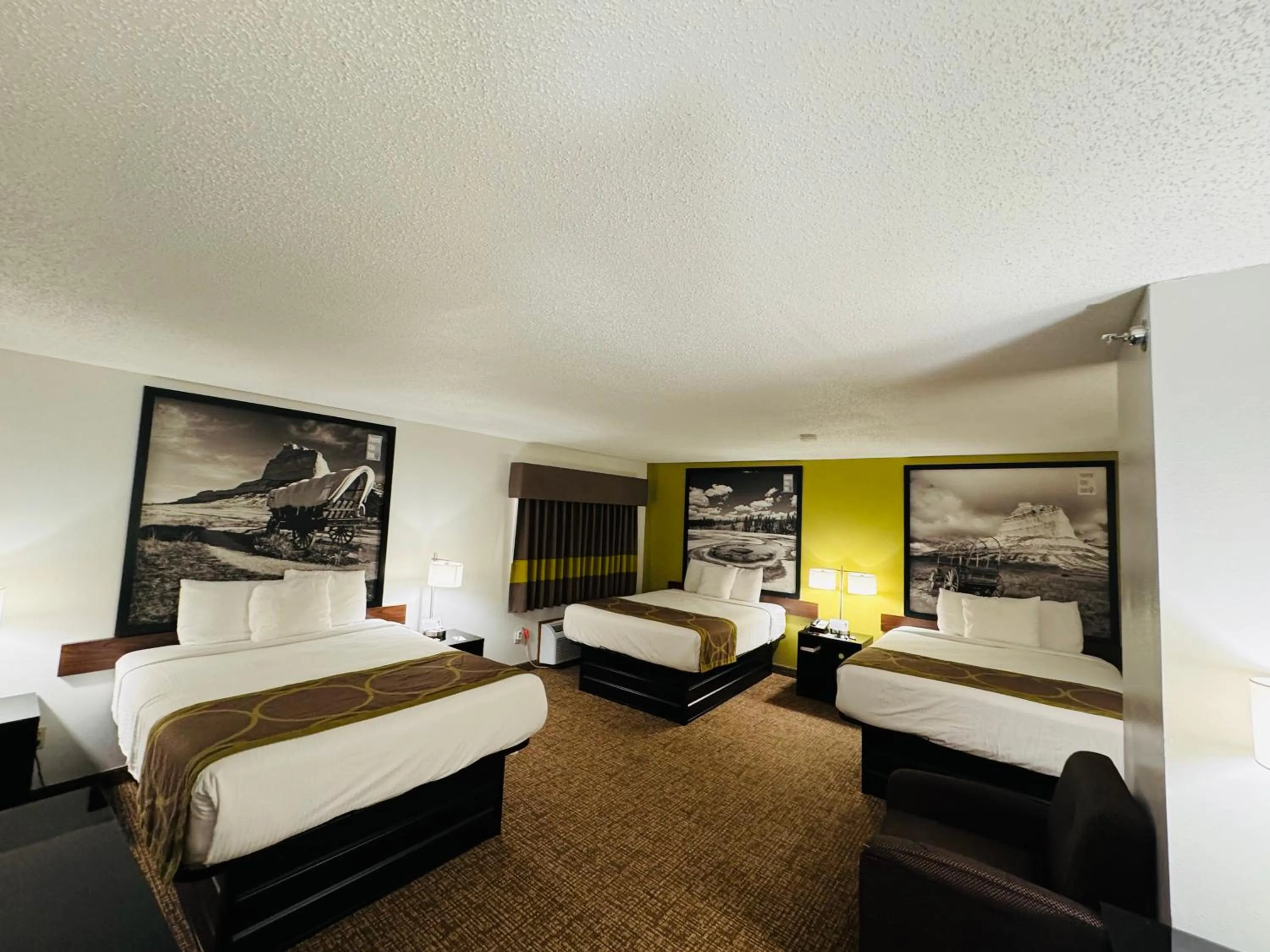 Bedroom, Bed in Forest City Inn