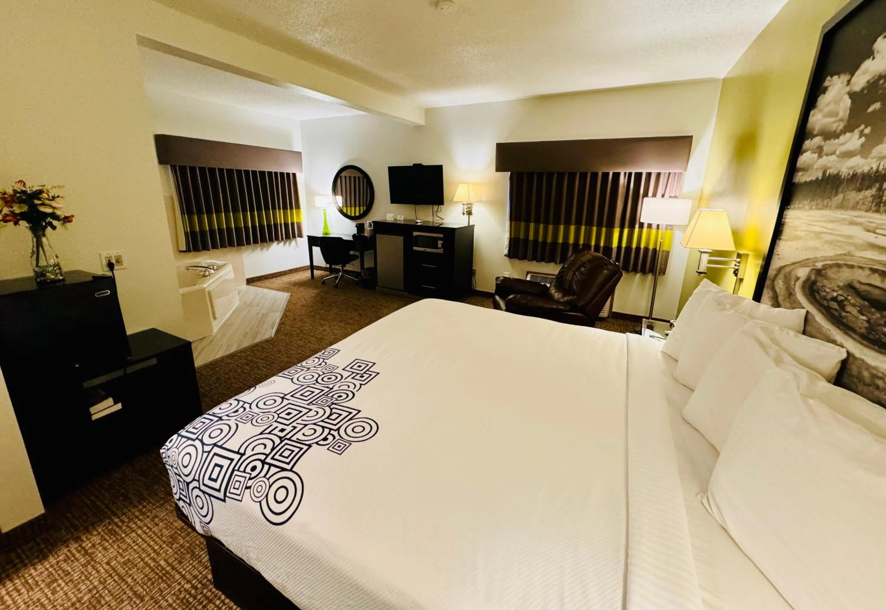 Photo of the whole room, Bed in Forest City Inn