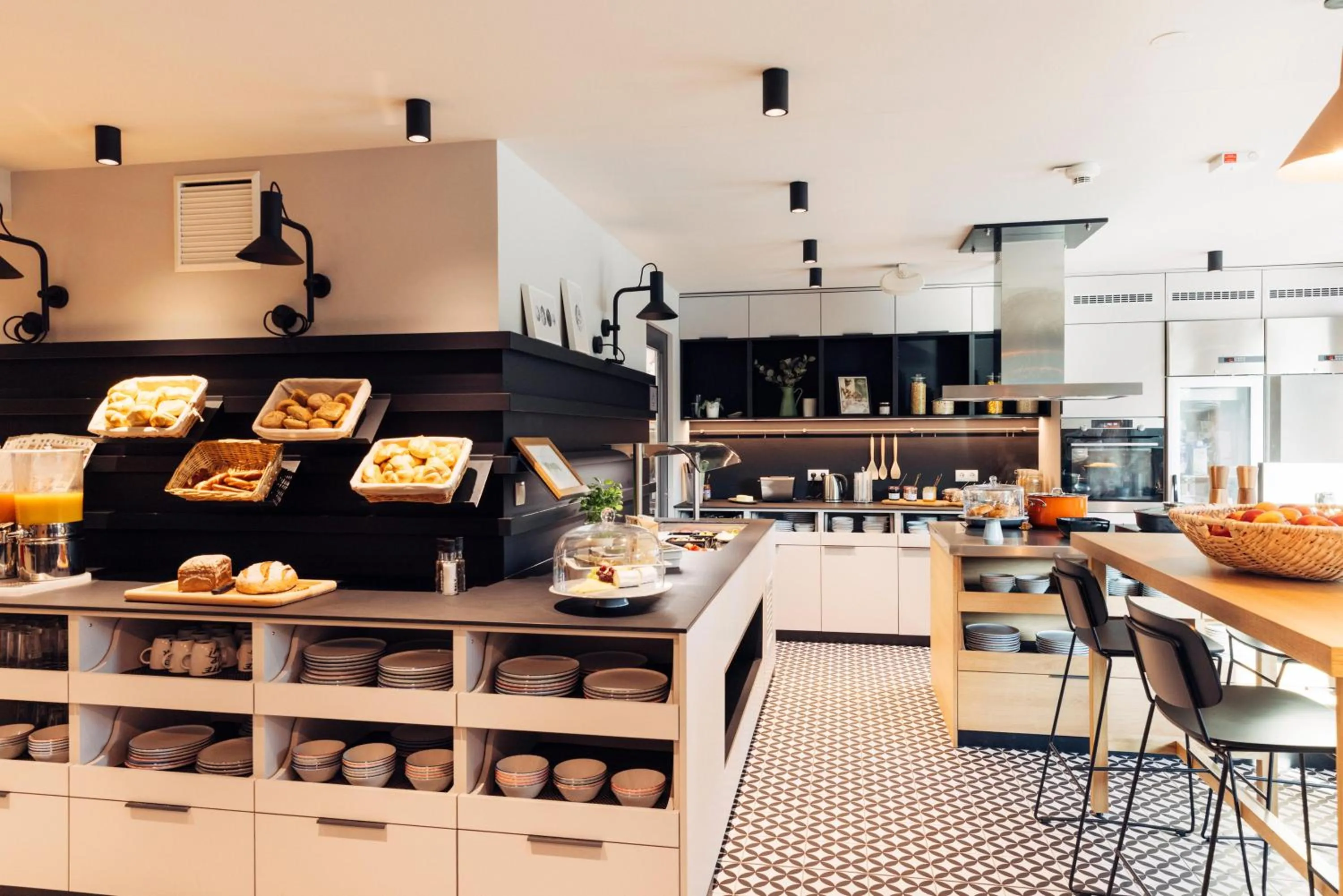 Restaurant/places to eat in harry's home Berlin-Moabit hotel & apartments