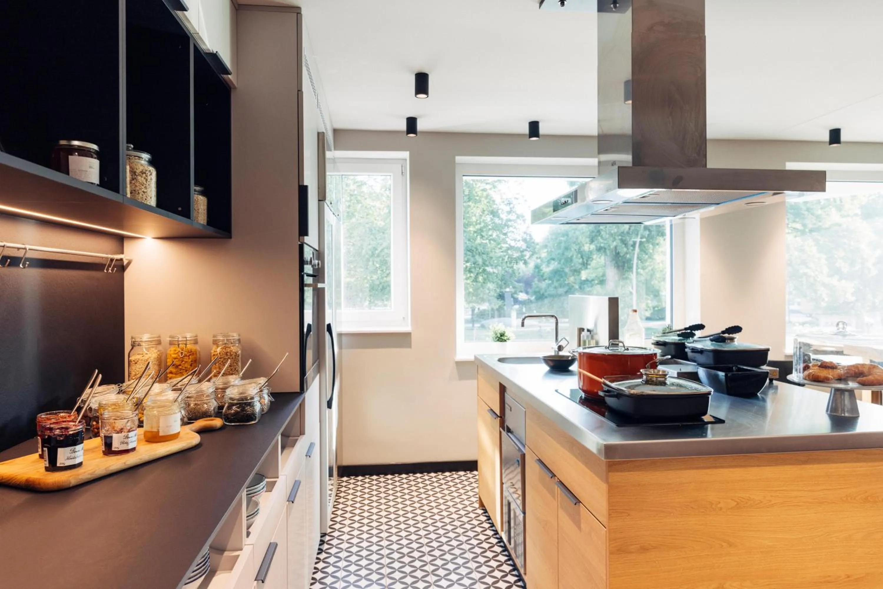 Restaurant/places to eat in harry's home Berlin-Moabit hotel & apartments