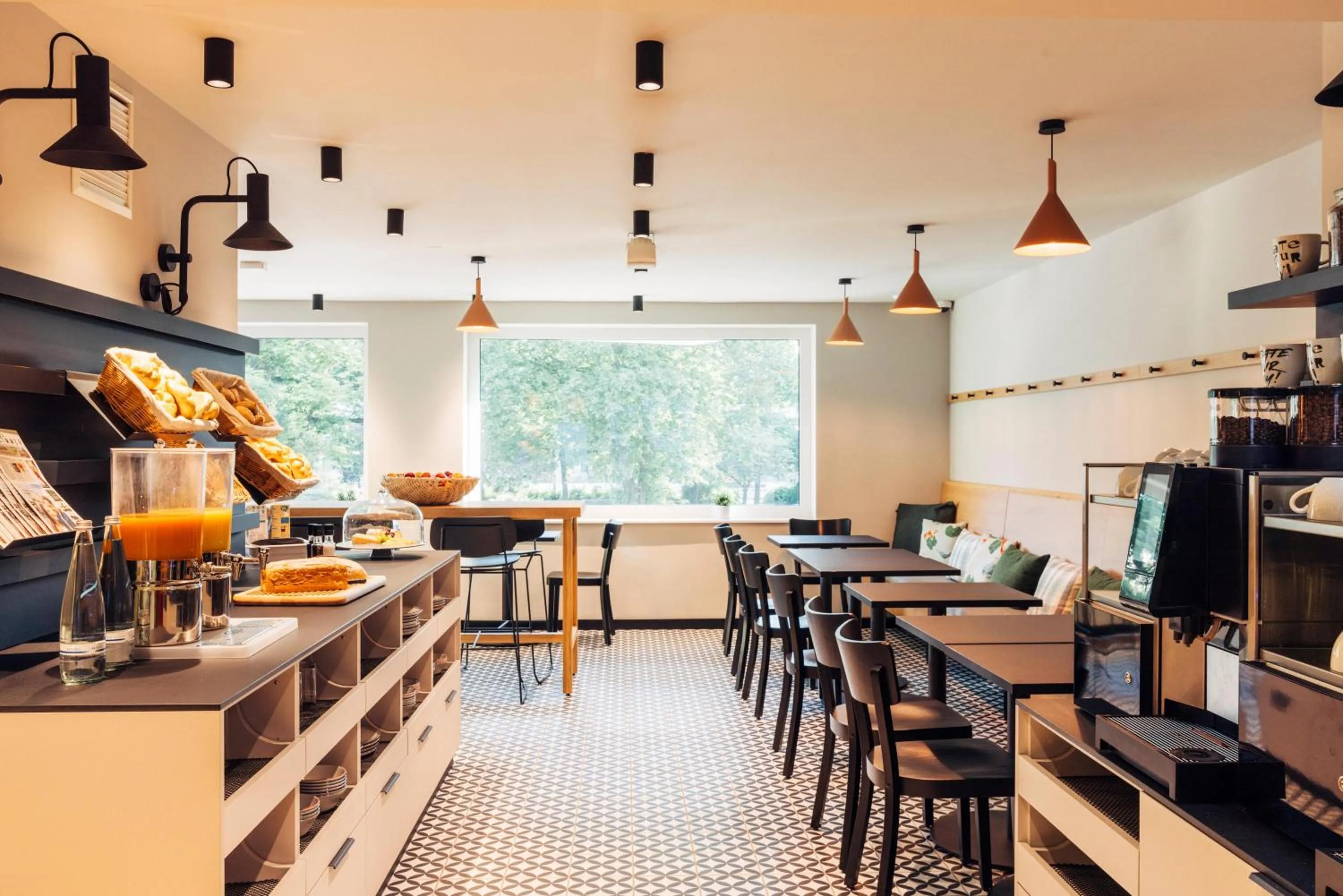 Restaurant/places to eat in harry's home Berlin-Moabit hotel & apartments