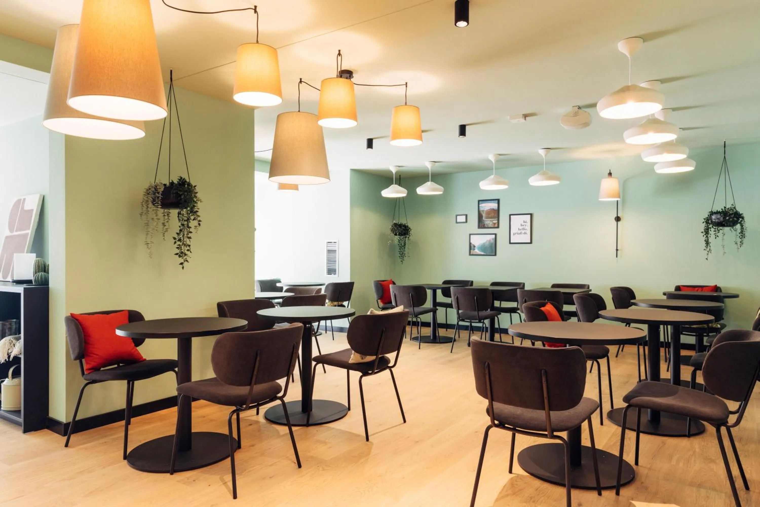 Restaurant/places to eat in harry's home Berlin-Moabit hotel & apartments