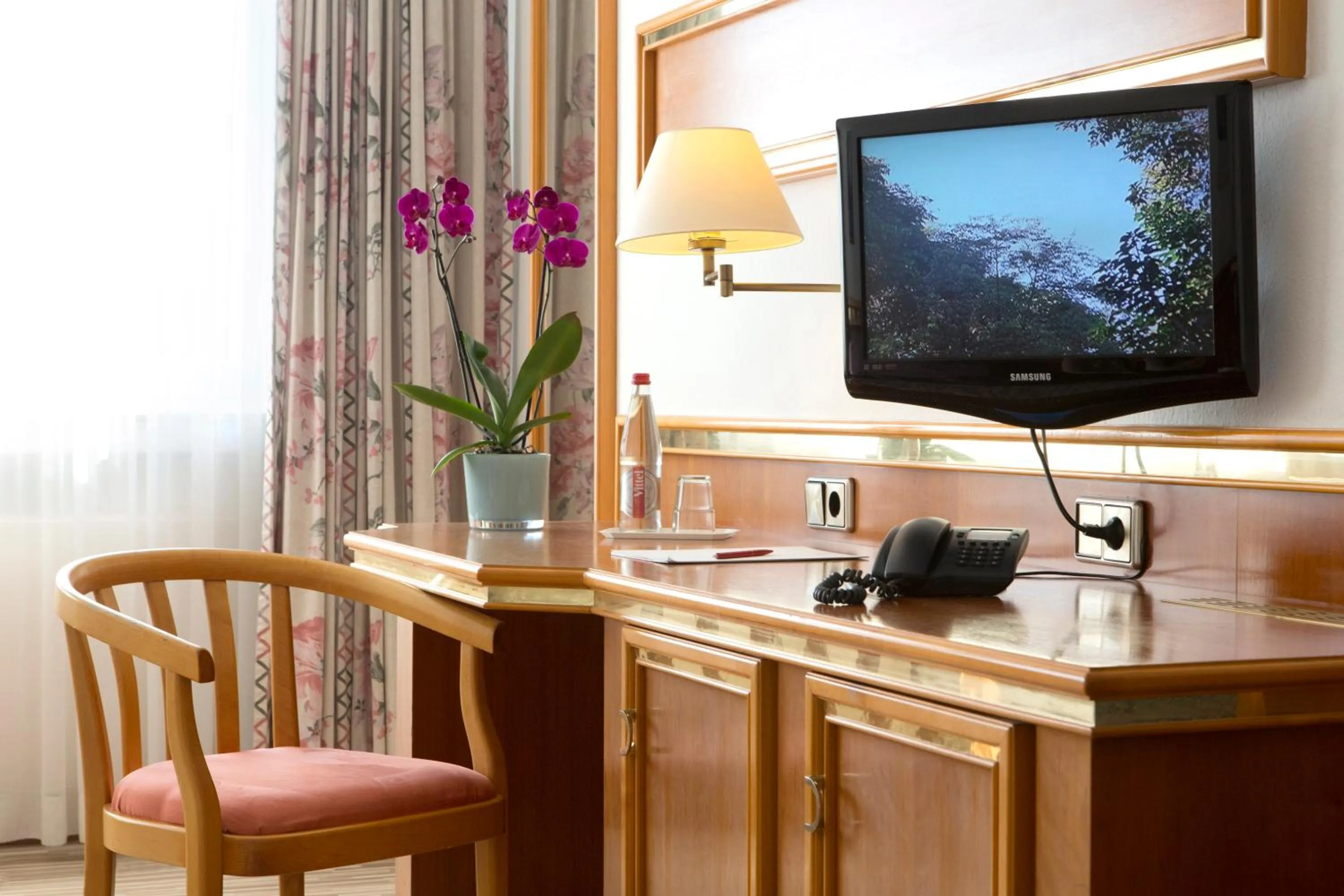 TV and multimedia, TV/Entertainment Center in Top Hotel Post Frankfurt Airport