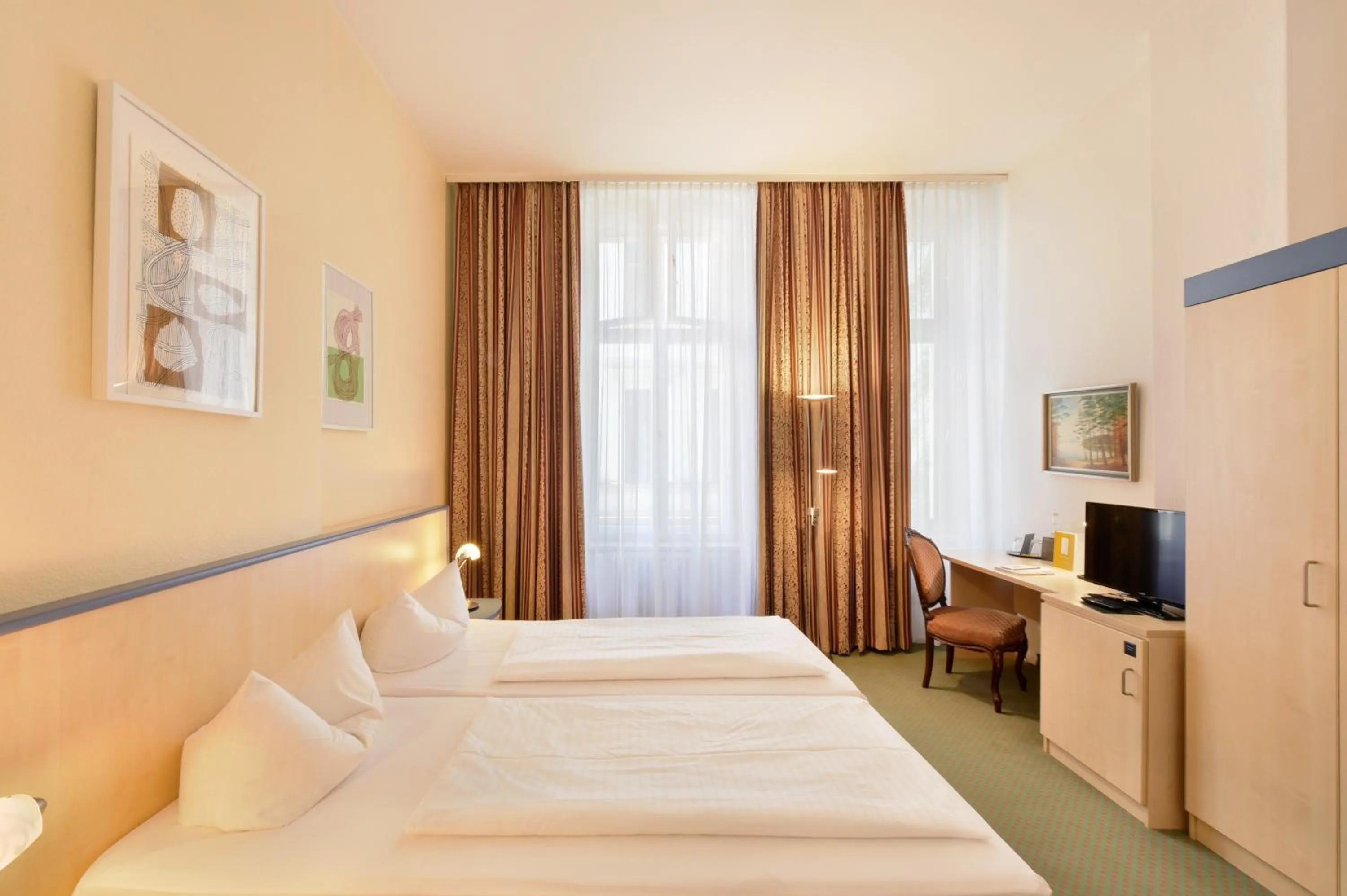 Photo of the whole room in Hotel Tiergarten Berlin