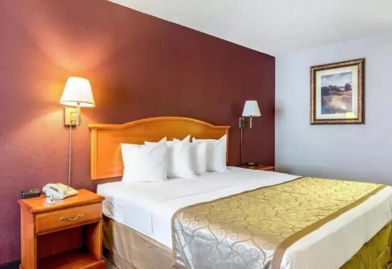 Bed in The Parkwood Inn & Suites